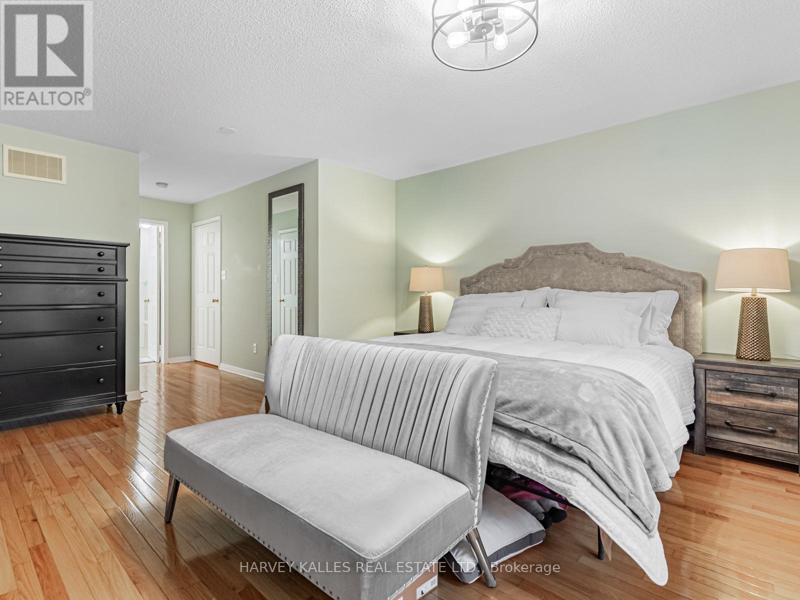 983 Roselawn Avenue, Toronto, Ontario  M6B 4M9 - Photo 22 - W12675606