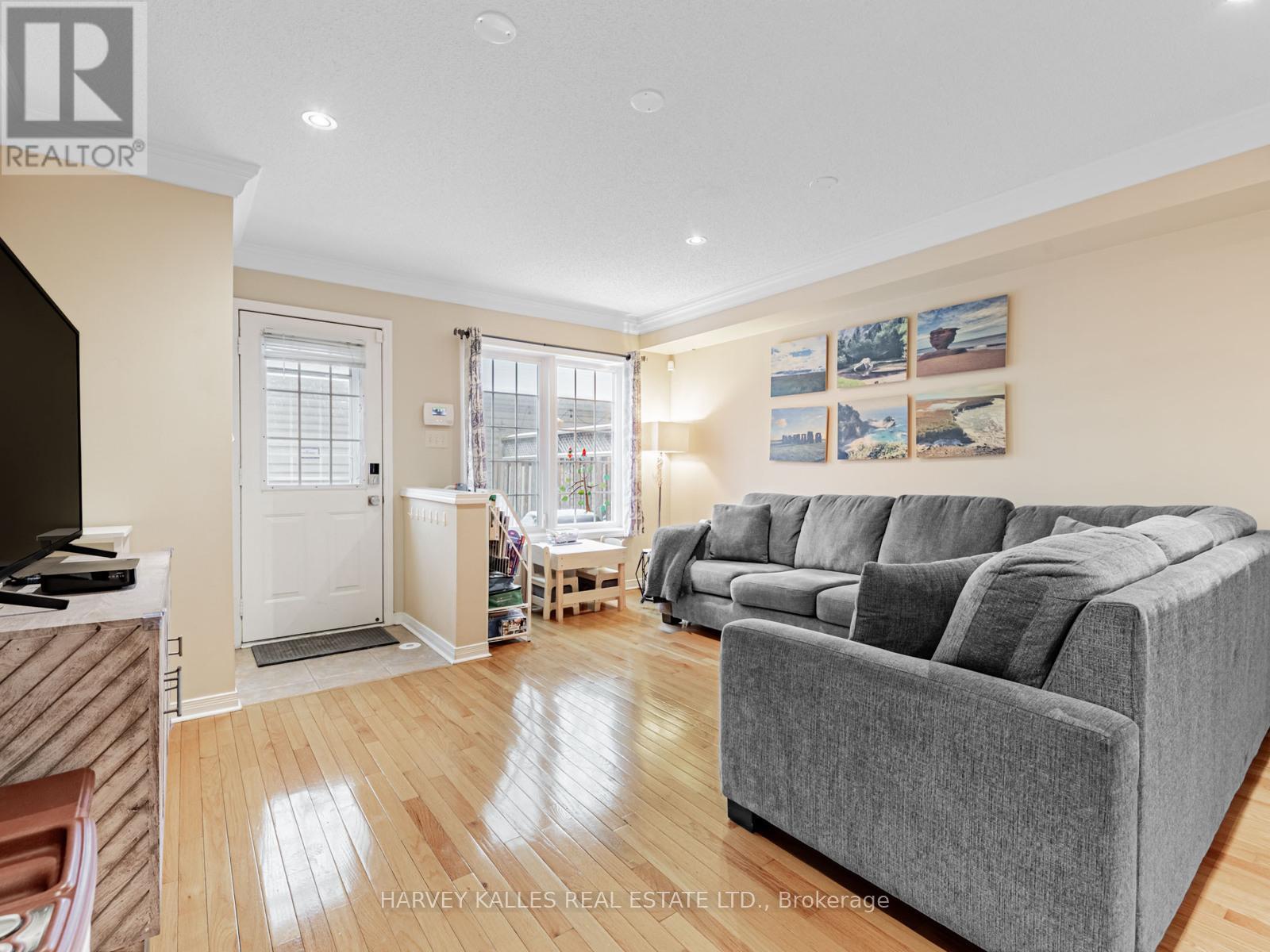 983 Roselawn Avenue, Toronto, Ontario  M6B 4M9 - Photo 4 - W12675606