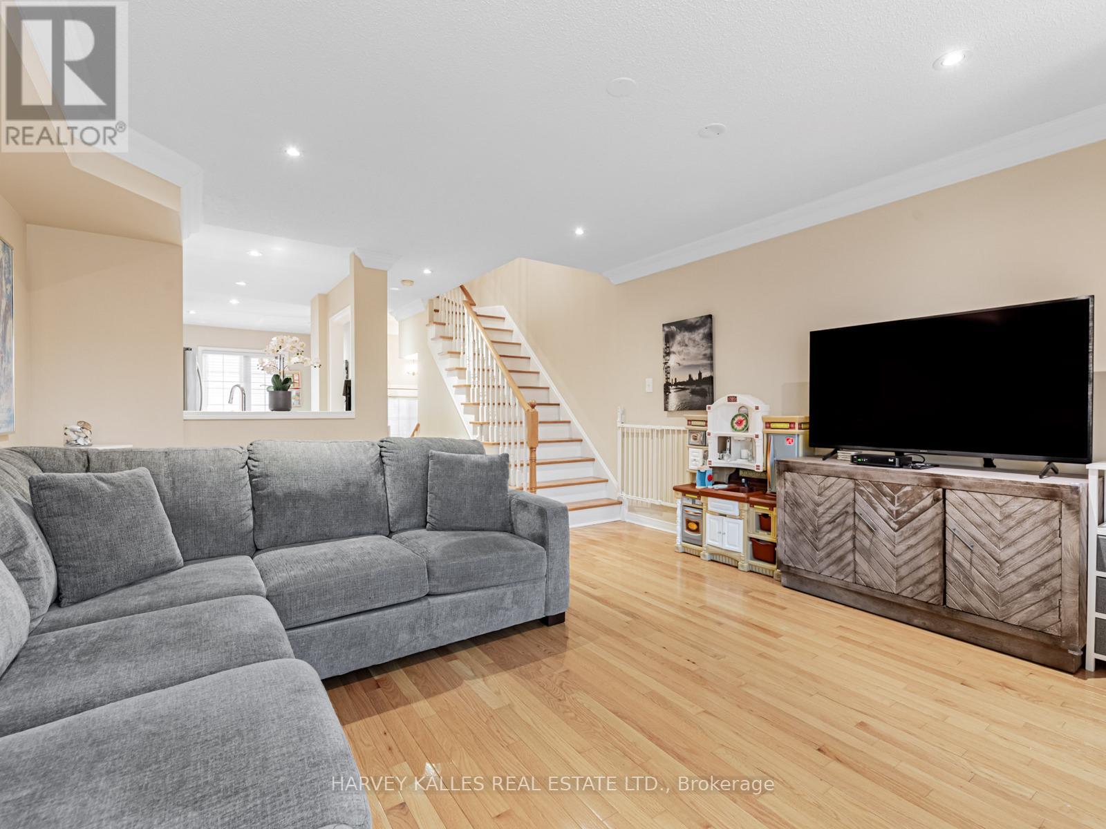 983 Roselawn Avenue, Toronto, Ontario  M6B 4M9 - Photo 6 - W12675606