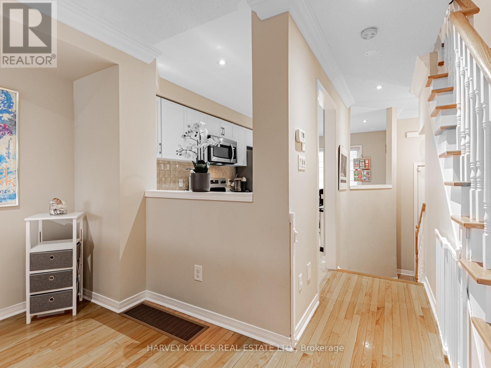 983 Roselawn Avenue, Toronto, Ontario  M6B 4M9 - Photo 7 - W12675606