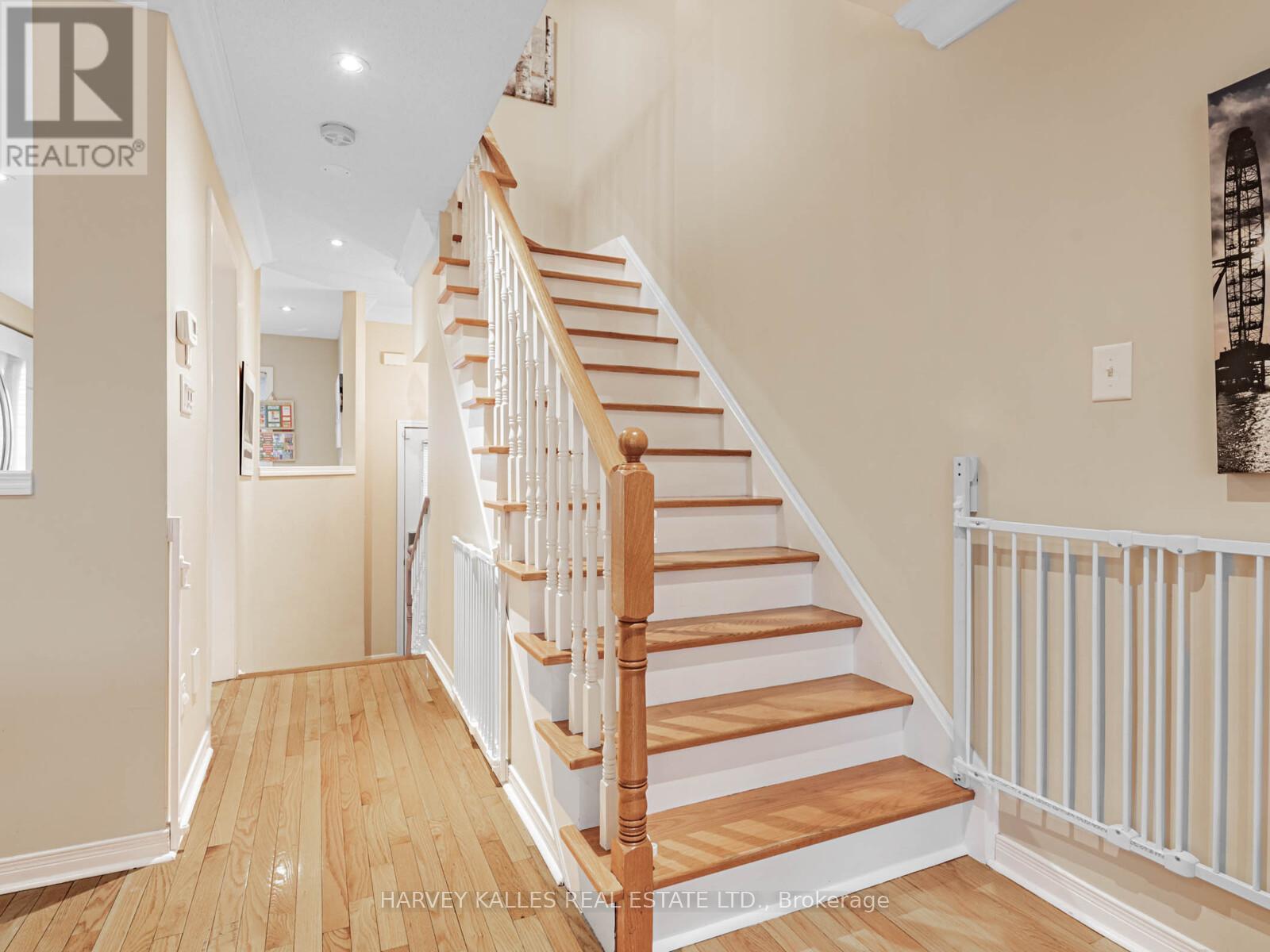 983 Roselawn Avenue, Toronto, Ontario  M6B 4M9 - Photo 8 - W12675606