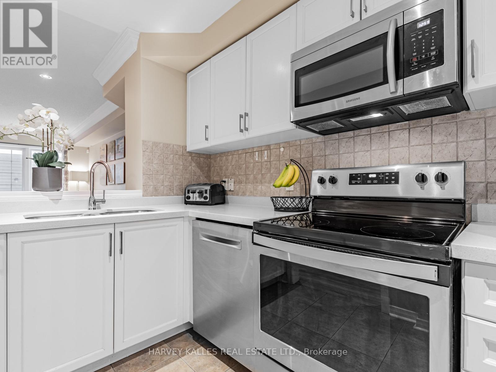 983 Roselawn Avenue, Toronto, Ontario  M6B 4M9 - Photo 9 - W12675606