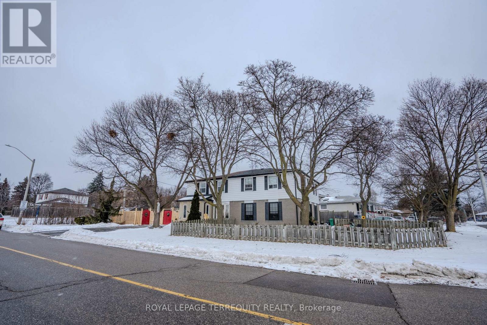 65 Dorset Drive, Brampton, Ontario  L6T 2Y6 - Photo 4 - W12675712