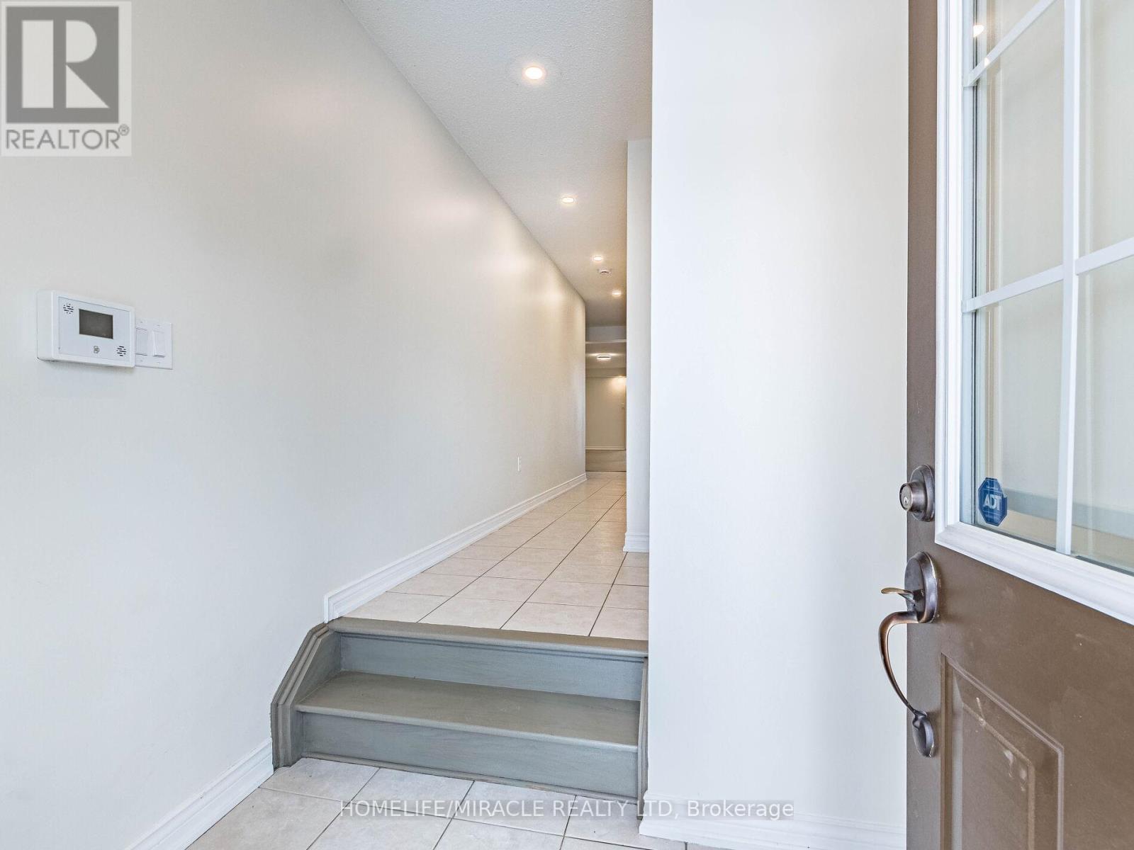 1130 Hickory Hollow Glen, Mississauga, Ontario  L5W 1Z8 - Photo 3 - W12675772