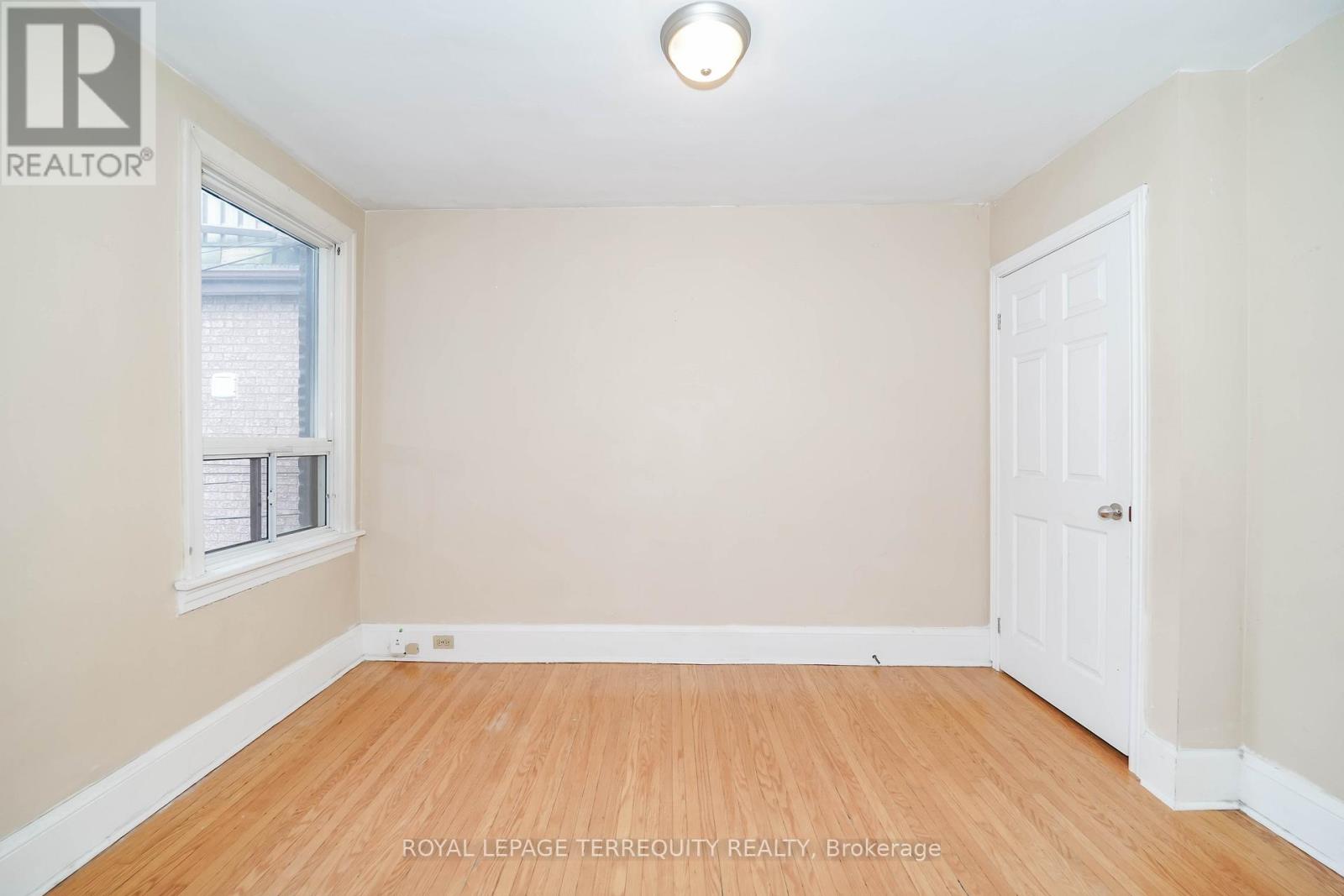Upper - 243 Montrose Avenue, Toronto, Ontario  M6G 3G6 - Photo 10 - C12675846
