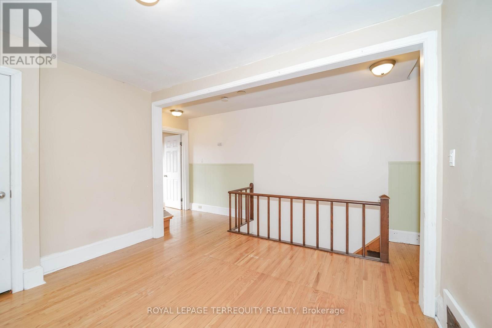 Upper - 243 Montrose Avenue, Toronto, Ontario  M6G 3G6 - Photo 11 - C12675846