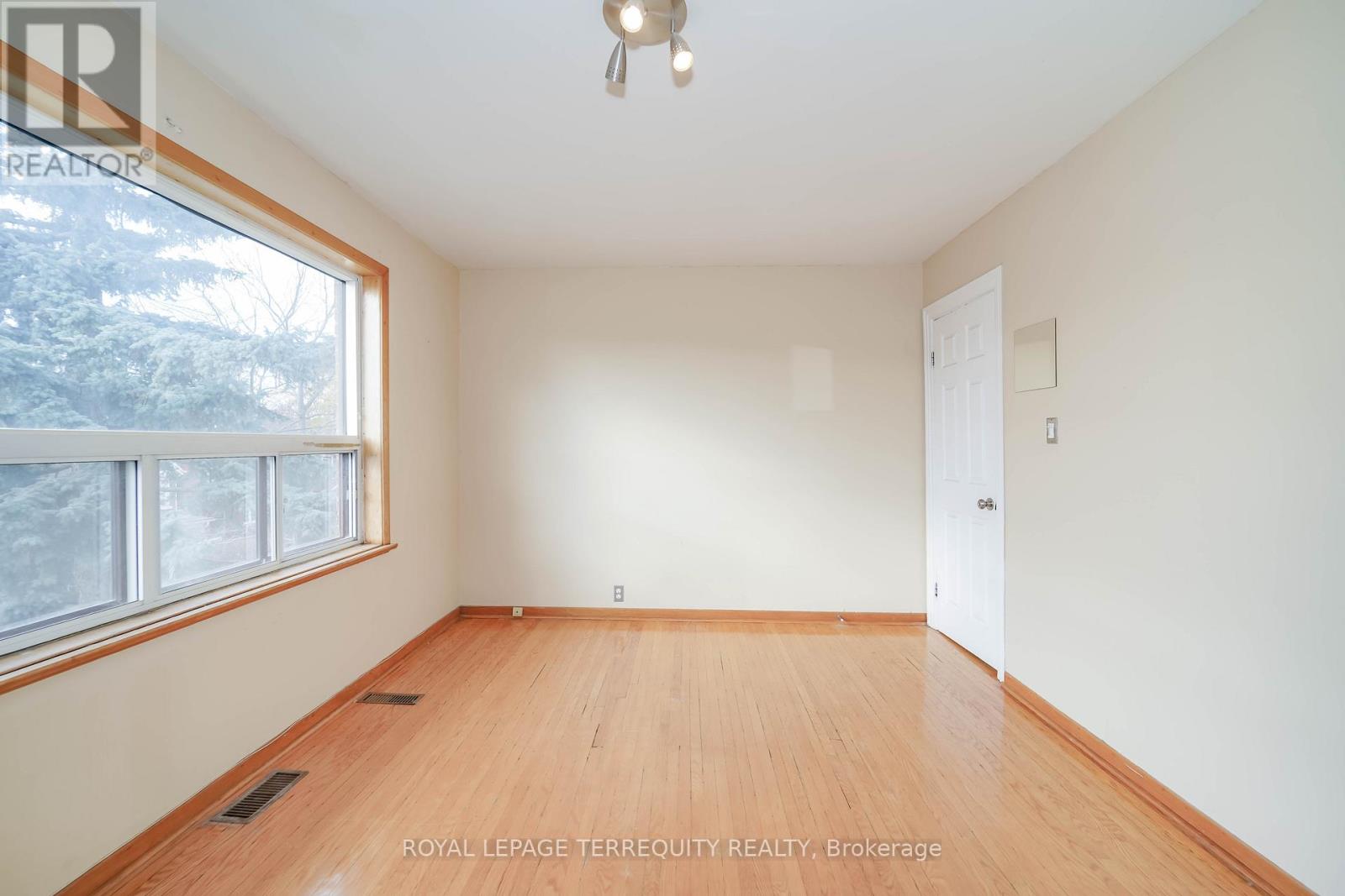 Upper - 243 Montrose Avenue, Toronto, Ontario  M6G 3G6 - Photo 12 - C12675846