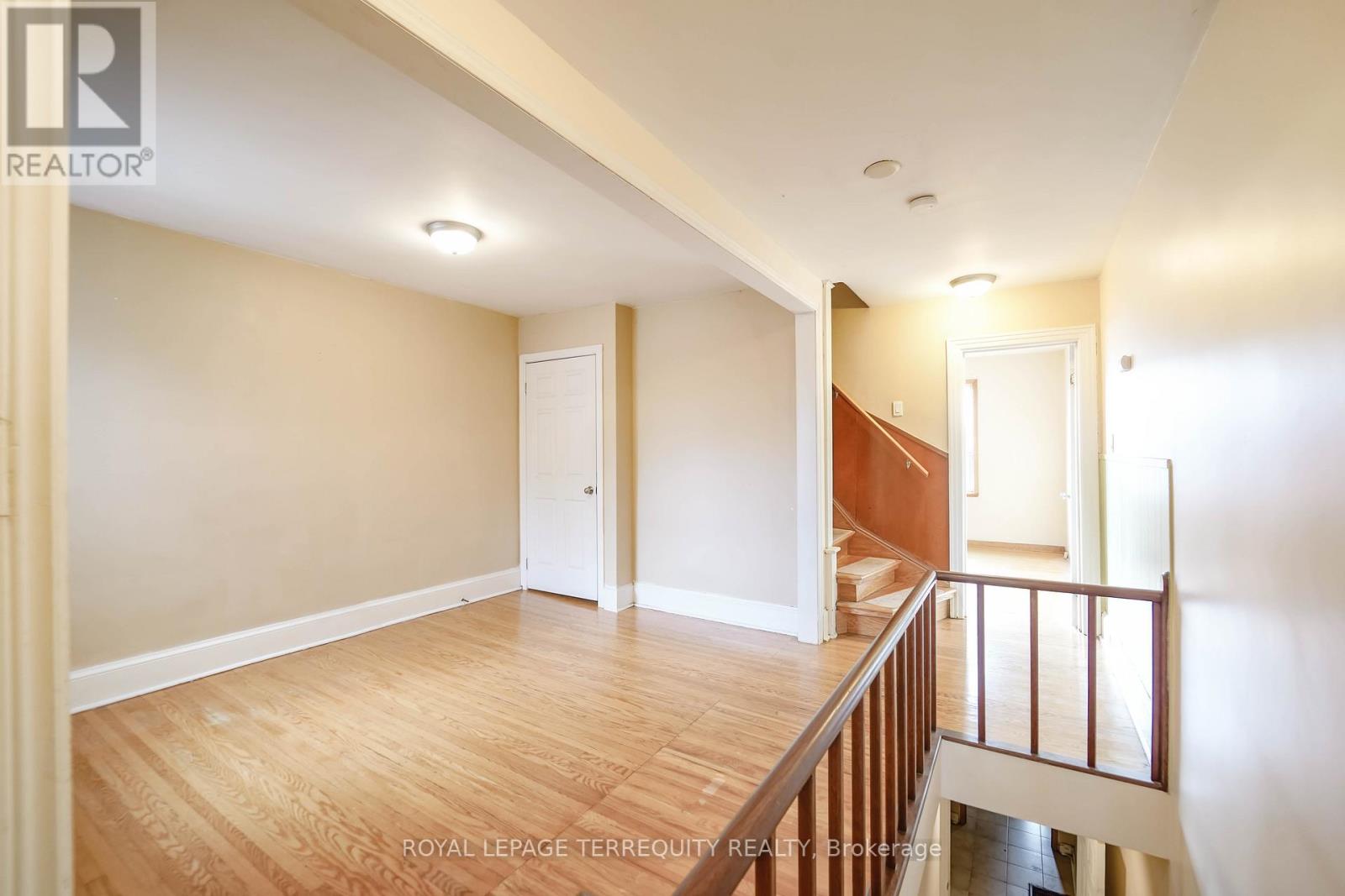 Upper - 243 Montrose Avenue, Toronto, Ontario  M6G 3G6 - Photo 15 - C12675846