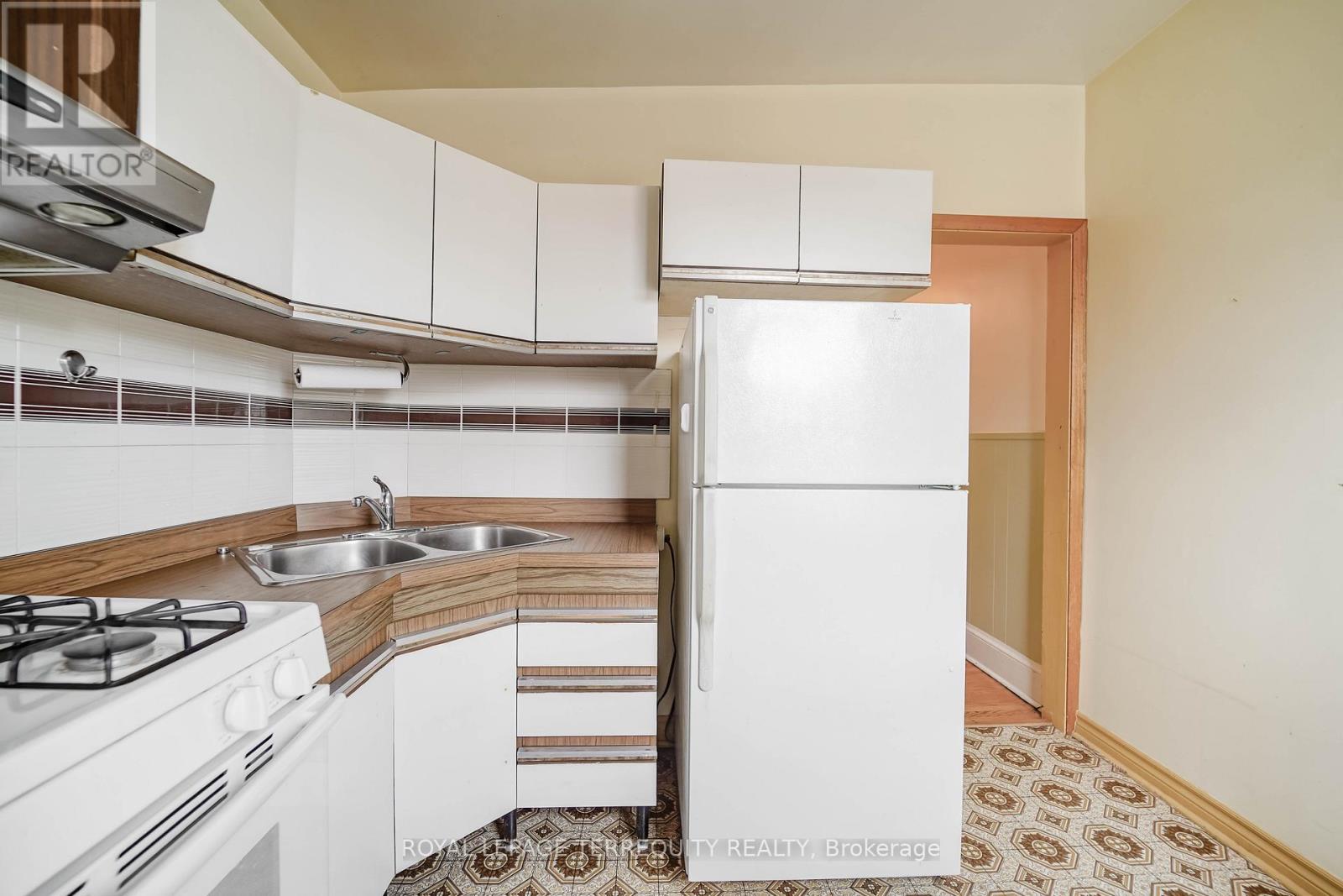 Upper - 243 Montrose Avenue, Toronto, Ontario  M6G 3G6 - Photo 16 - C12675846