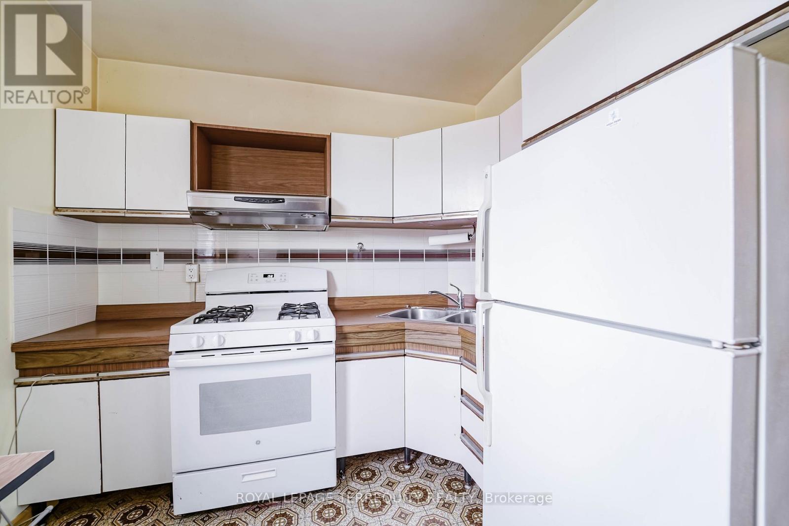 Upper - 243 Montrose Avenue, Toronto, Ontario  M6G 3G6 - Photo 17 - C12675846