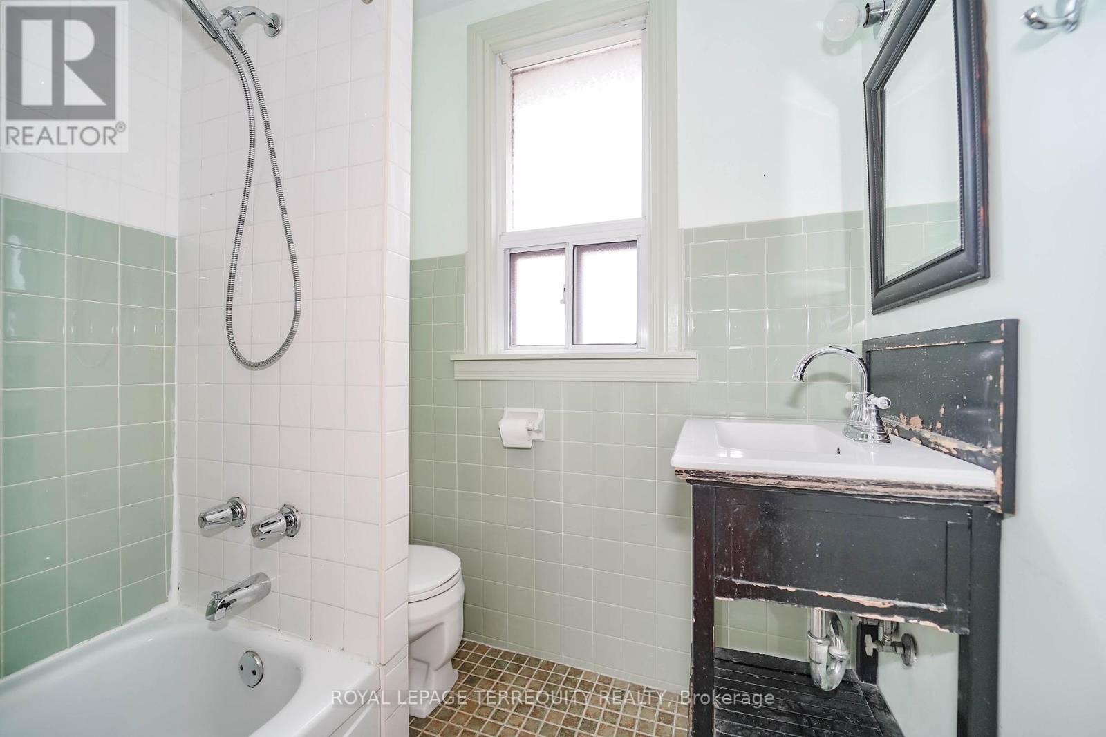 Upper - 243 Montrose Avenue, Toronto, Ontario  M6G 3G6 - Photo 18 - C12675846