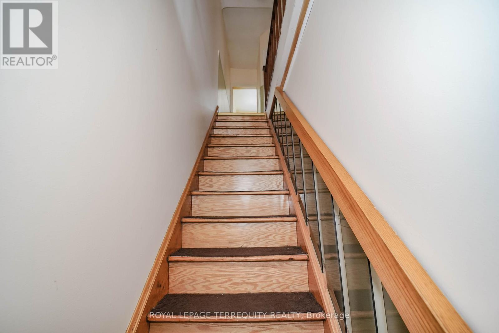 Upper - 243 Montrose Avenue, Toronto, Ontario  M6G 3G6 - Photo 19 - C12675846