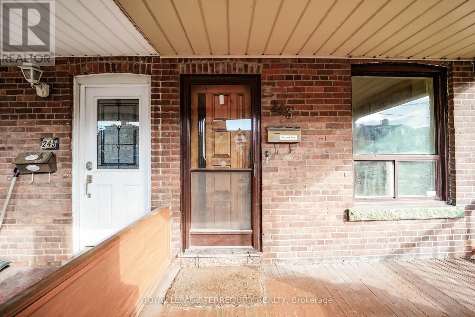 Upper - 243 Montrose Avenue, Toronto, Ontario  M6G 3G6 - Photo 2 - C12675846