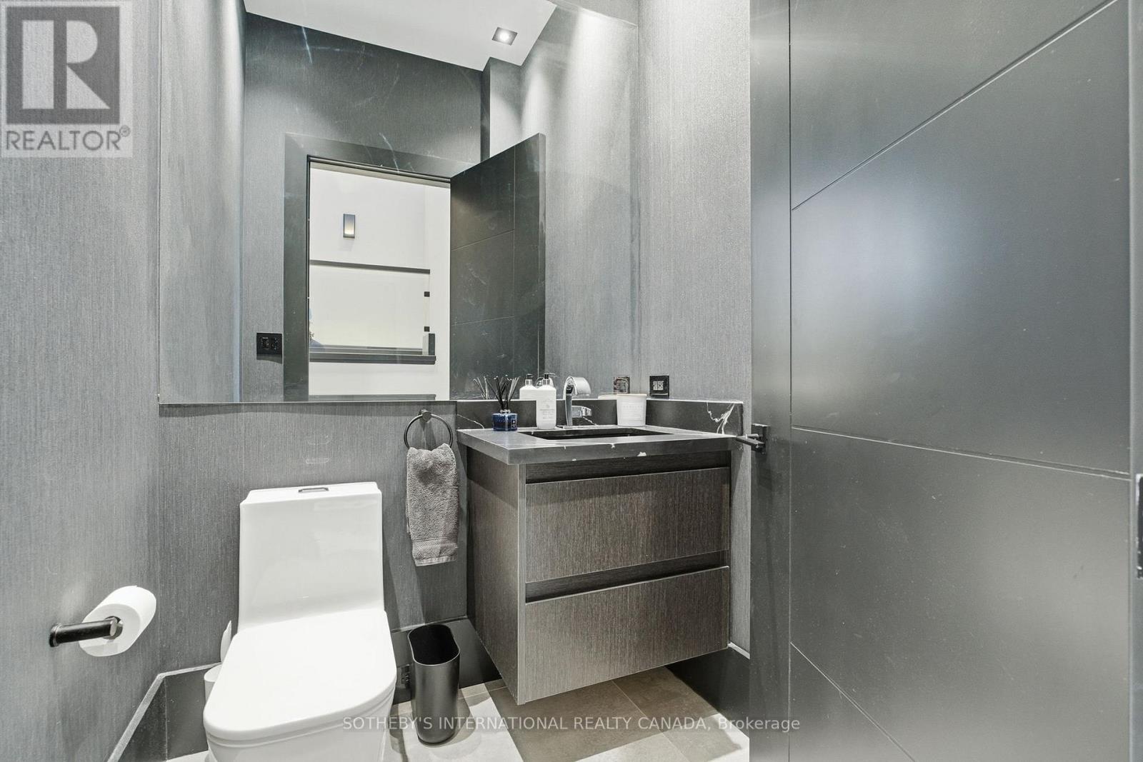 62 Edenvale Crescent, Toronto, Ontario  M9A 4A6 - Photo 5 - W12656418