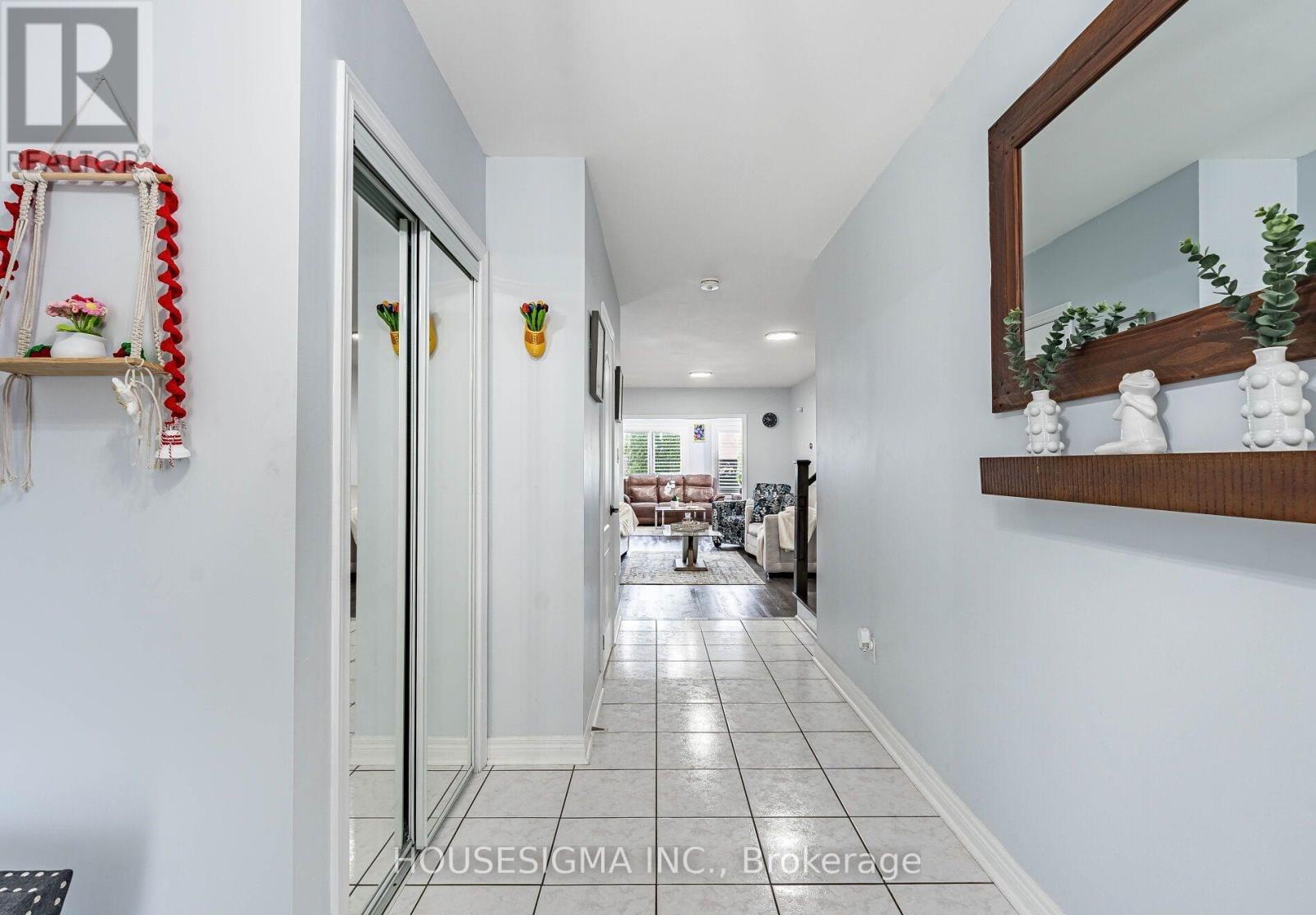 6929 Vicar Gate, Mississauga, Ontario  L5W 1G6 - Photo 4 - W12675080