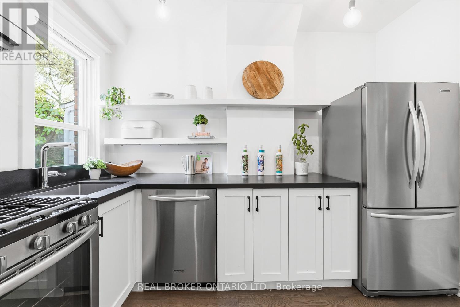 7 Juniper Avenue, Toronto, Ontario  M4L 1S1 - Photo 10 - E12675876