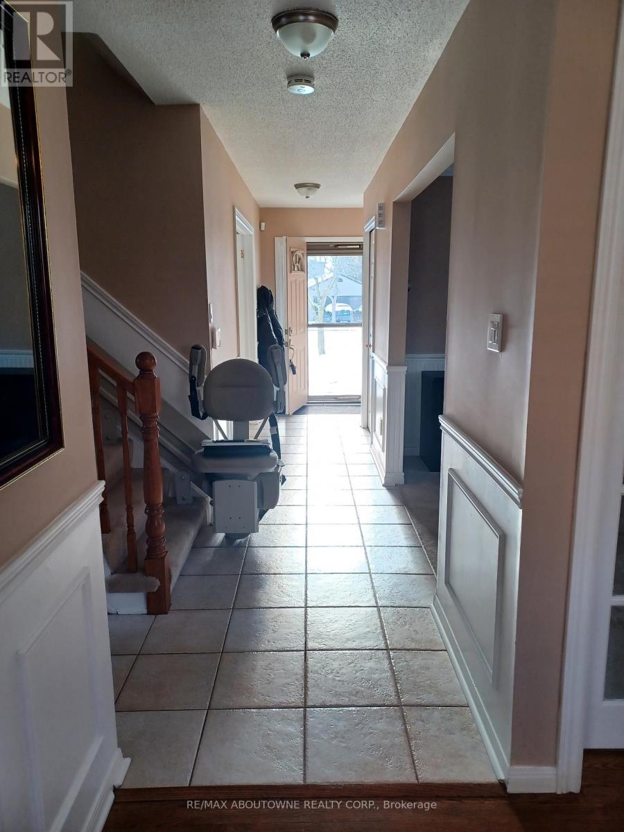 2179 Maplewood Drive, Burlington, Ontario  L7R 2C7 - Photo 3 - W12675828