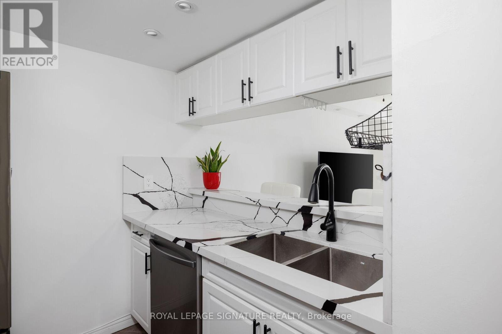 909 - 880 Dundas Street W, Mississauga, Ontario  L5C 4H3 - Photo 9 - W12675878