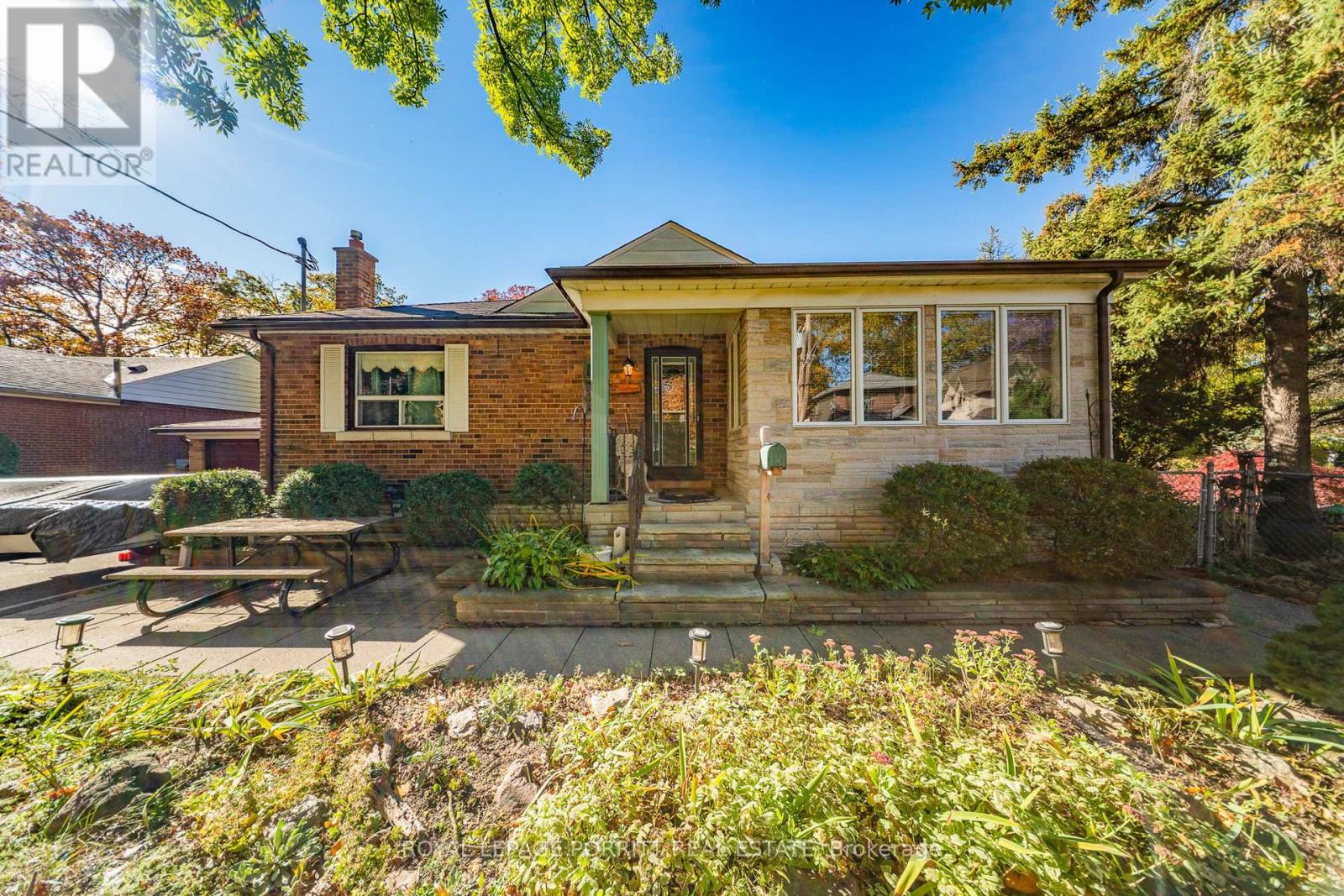 1 Aintree Court, Toronto, Ontario  M8W 2E1 - Photo 3 - W12675882