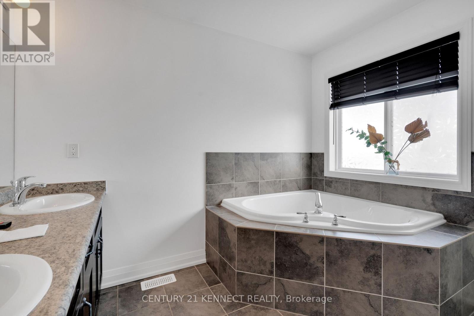 200 Courtney Crescent, Orangeville, Ontario  L9W 4S4 - Photo 18 - W12675914