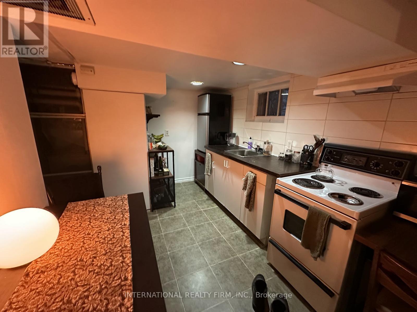 Basemnt - 165 Quebec Avenue, Toronto, Ontario  M6P 2T9 - Photo 3 - W12675922