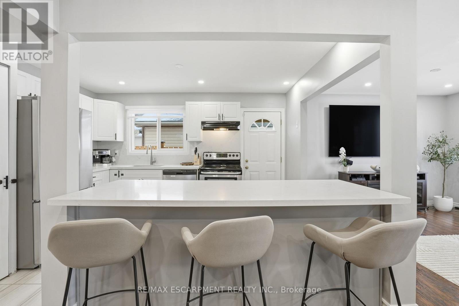 95 Chilton Drive, Hamilton, Ontario  L8J 1L8 - Photo 10 - X12675888