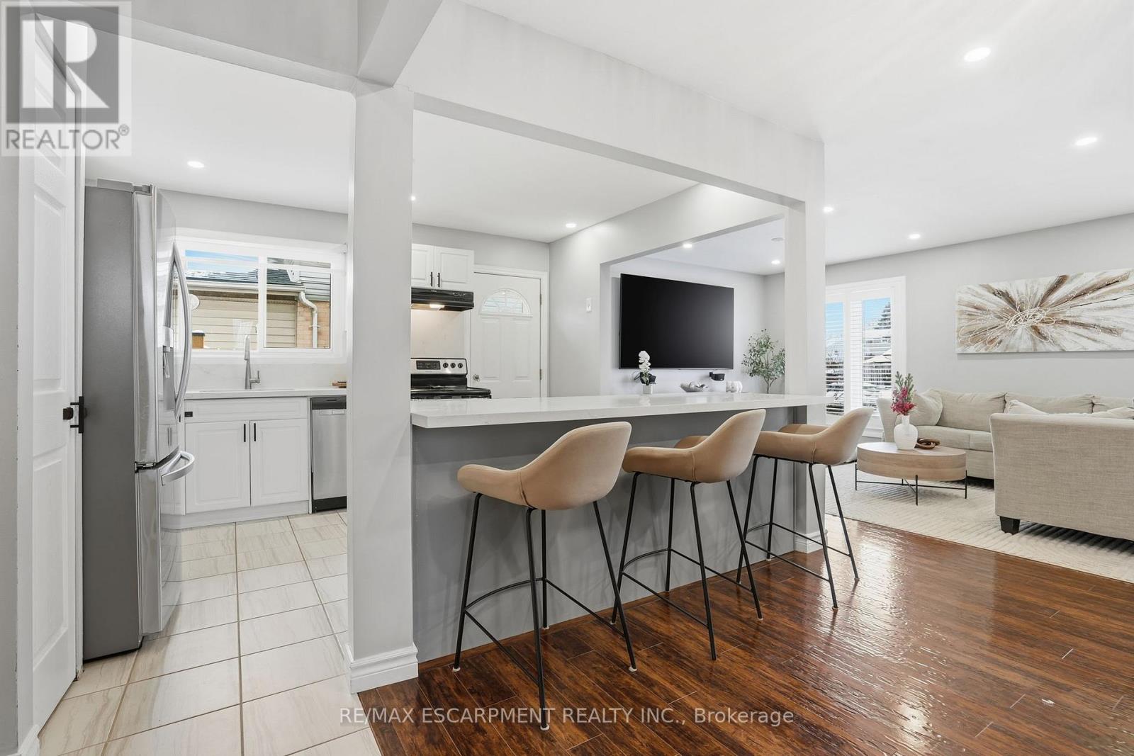 95 Chilton Drive, Hamilton, Ontario  L8J 1L8 - Photo 2 - X12675888