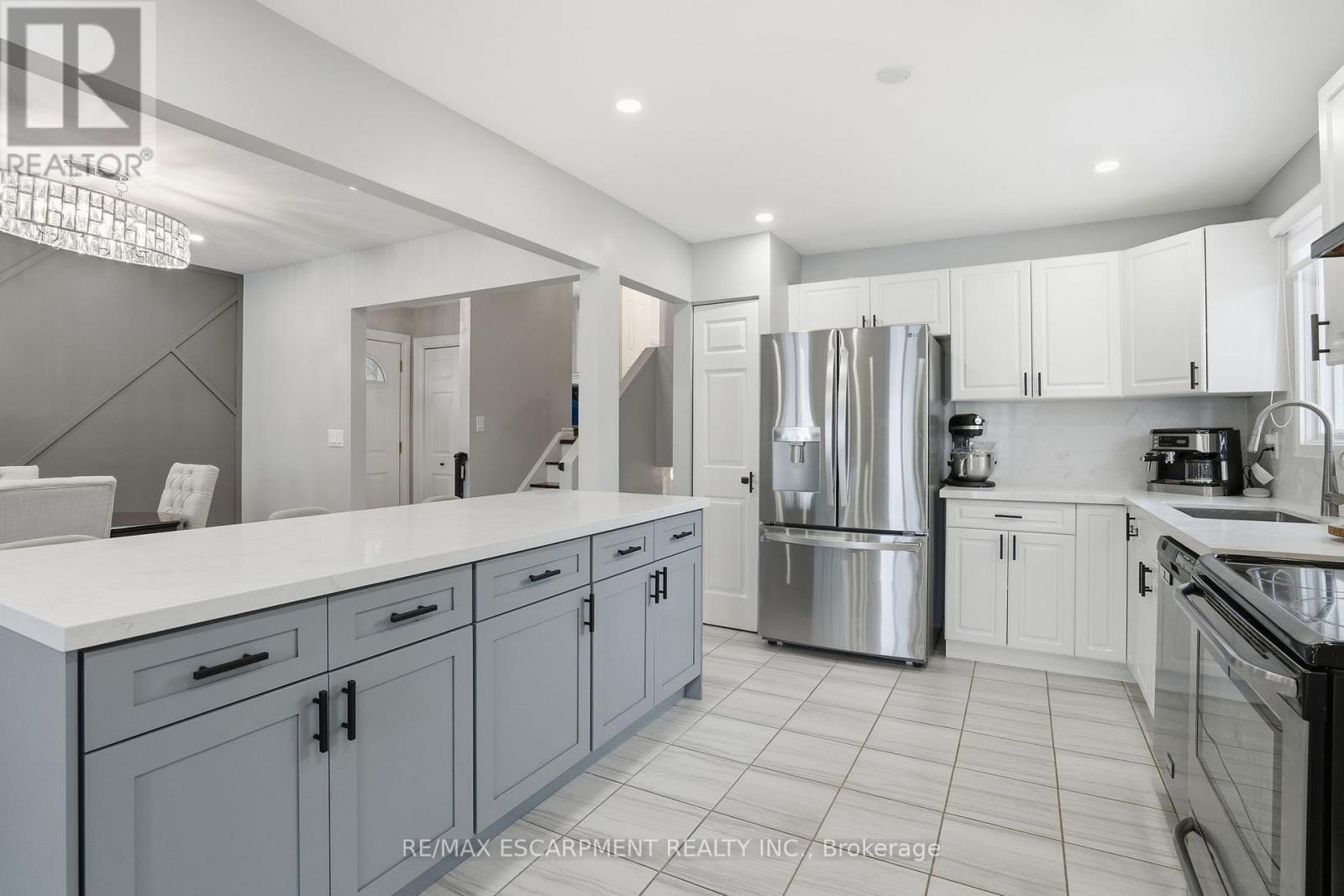 95 Chilton Drive, Hamilton, Ontario  L8J 1L8 - Photo 9 - X12675888