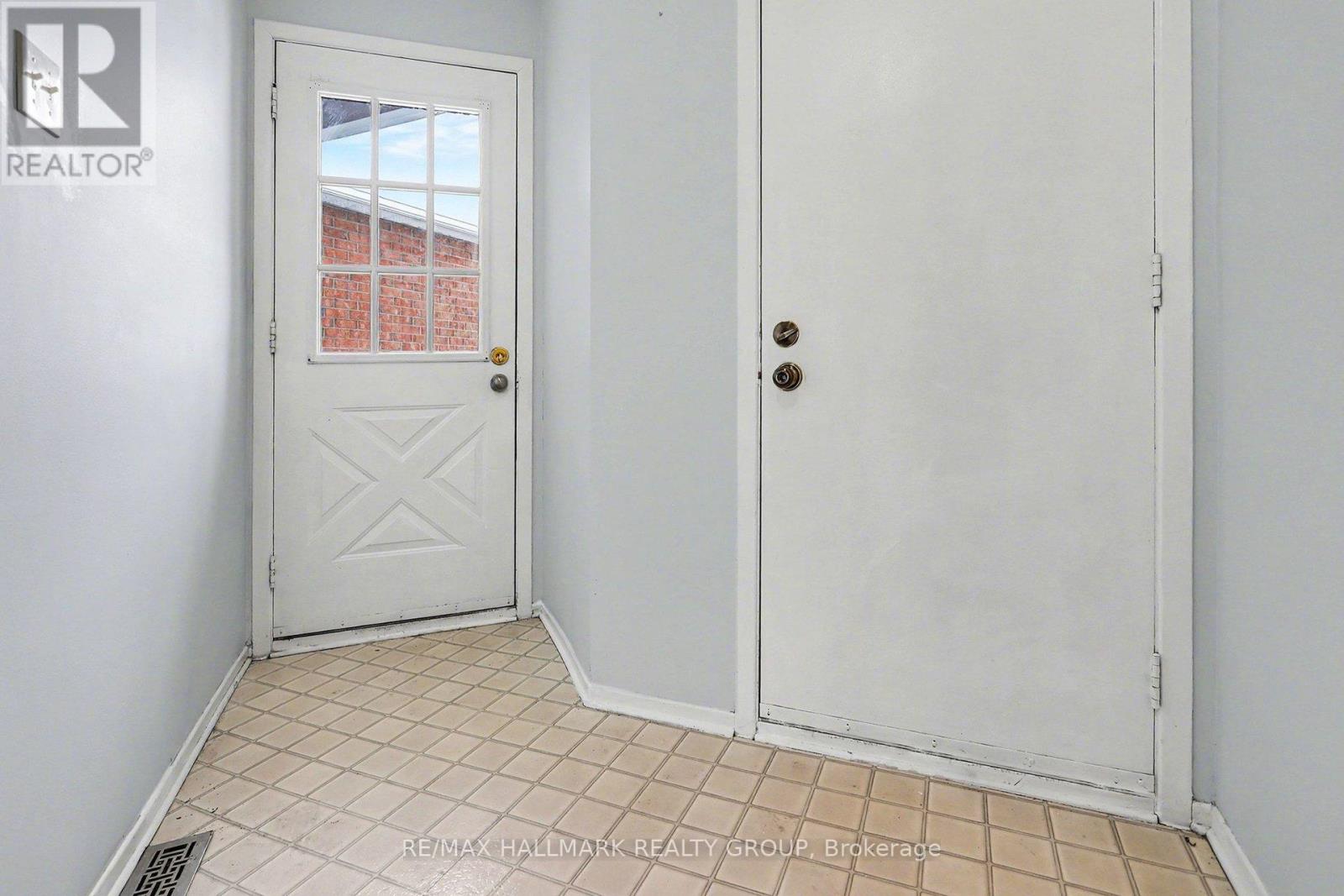 1970 Wildflower Drive, Ottawa, Ontario K1E 3V4 - Photo 2 - X12676244