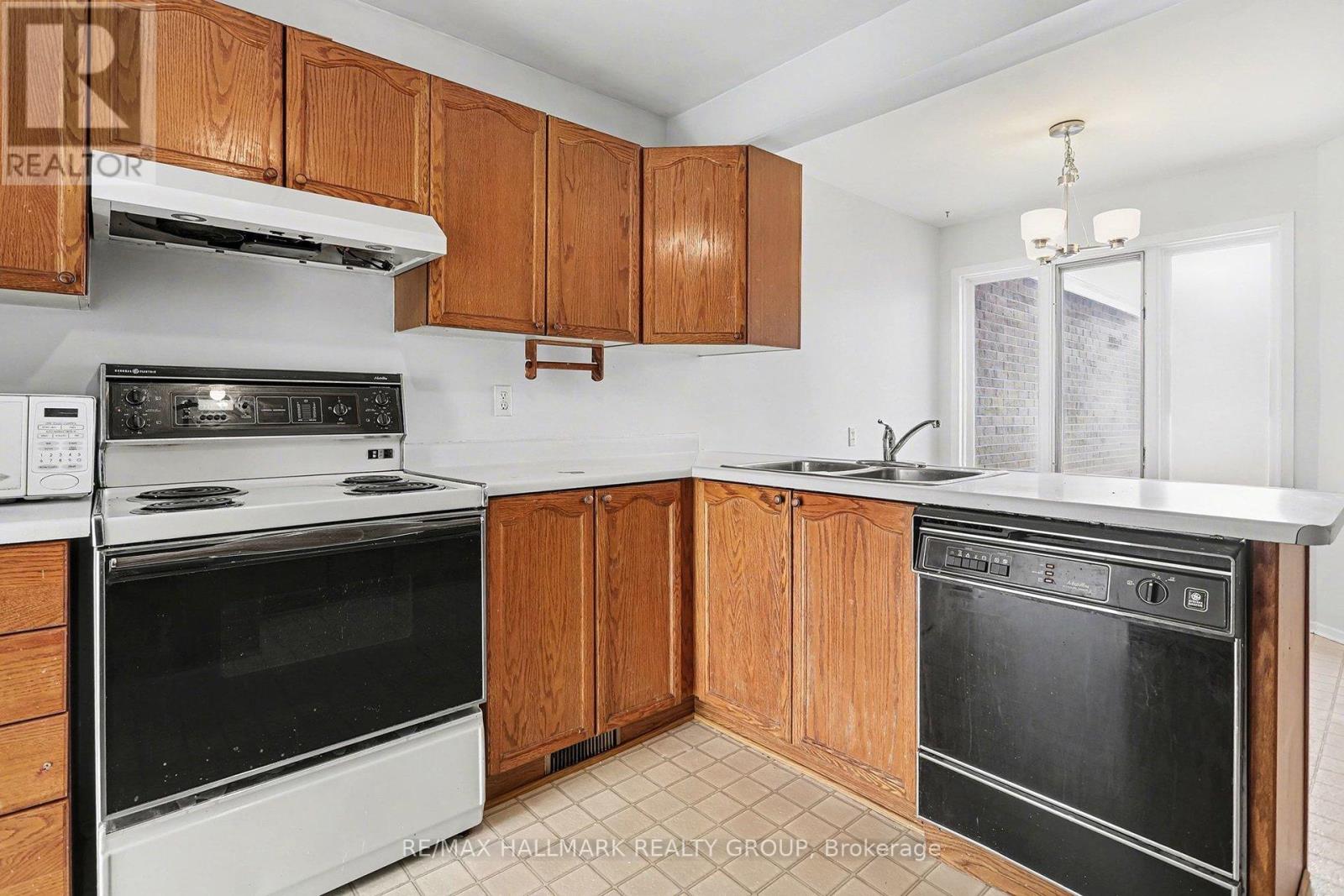 1970 Wildflower Drive, Ottawa, Ontario K1E 3V4 - Photo 5 - X12676244