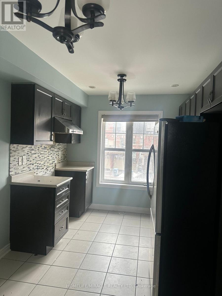 6 Soldier Street, Brampton, Ontario  L7A 4B6 - Photo 4 - W12665908