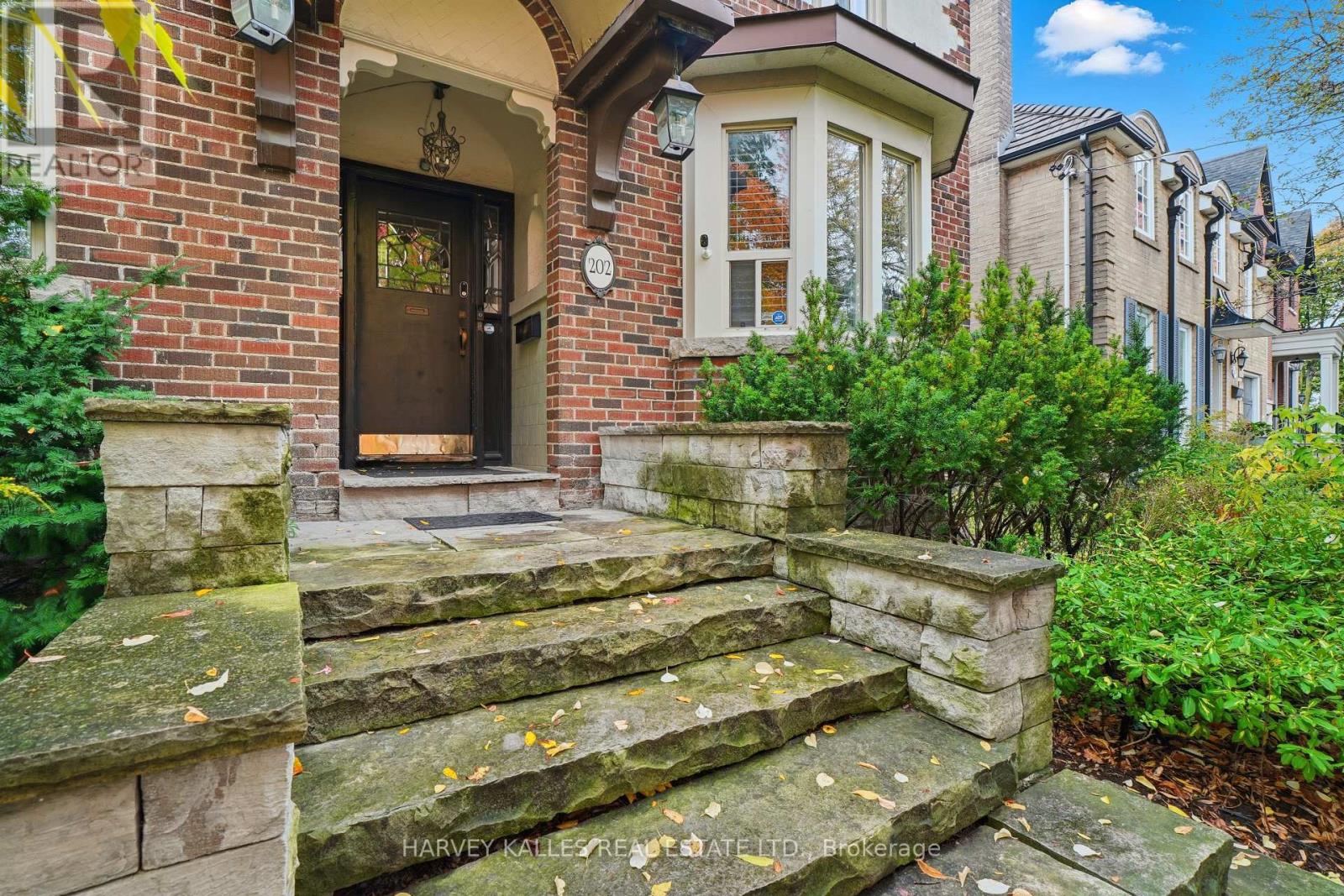 202 Dinnick Crescent, Toronto, Ontario  M4N 1M3 - Photo 2 - C12676176