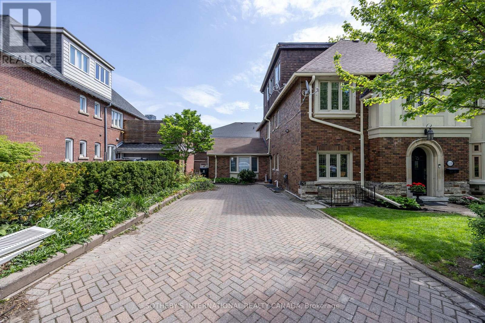 Upper - 131 Highbourne Road, Toronto, Ontario  M5P 2J8 - Photo 11 - C12676218