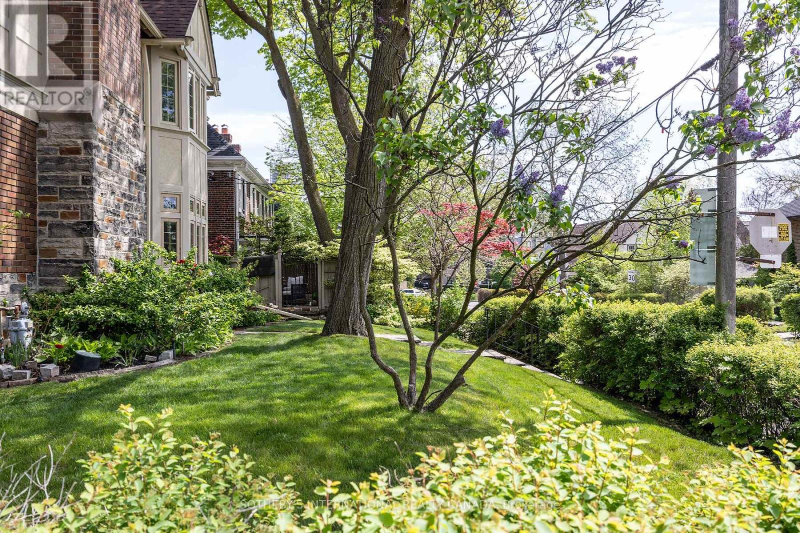 Upper - 131 Highbourne Road, Toronto, Ontario  M5P 2J8 - Photo 7 - C12676218