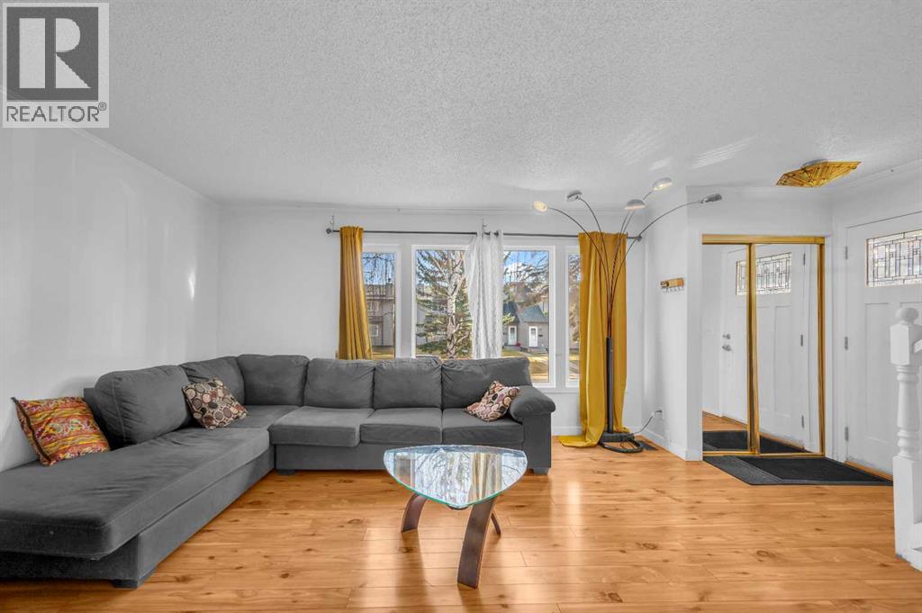 172 Templehill Drive Ne, Calgary, Alberta  T1Y 4M2 - Photo 5 - A2270725