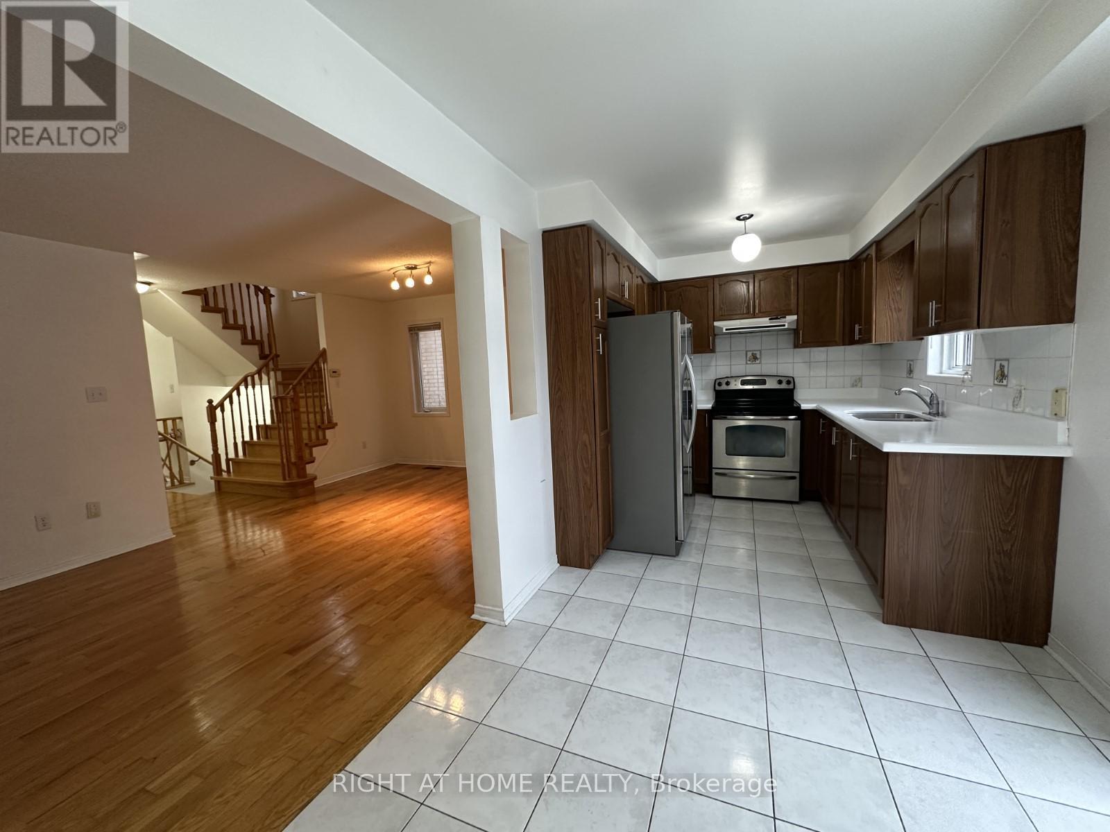 26 Breakwater Drive, Whitby, Ontario  L1N 9R7 - Photo 4 - E12676162