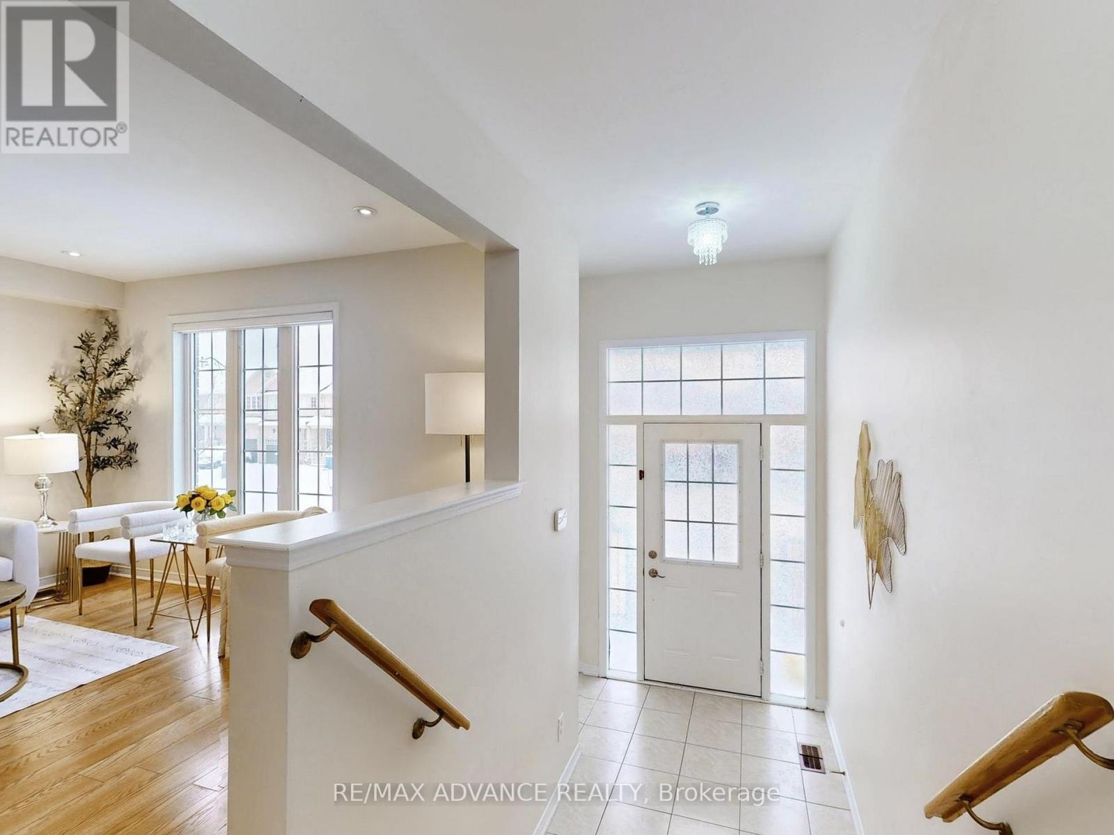 24 Martell Gate, Aurora, Ontario  L4G 0C4 - Photo 2 - N12676054