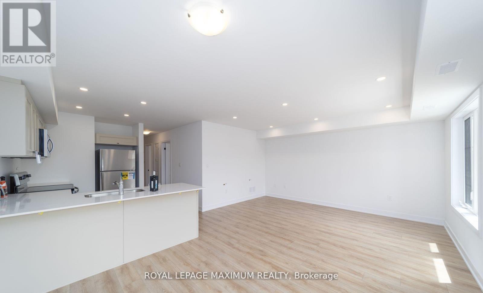 4 - 32 Wagon Lane, Barrie (Innis-Shore), Ontario  L9J 0C2 - Photo 3 - S12676172