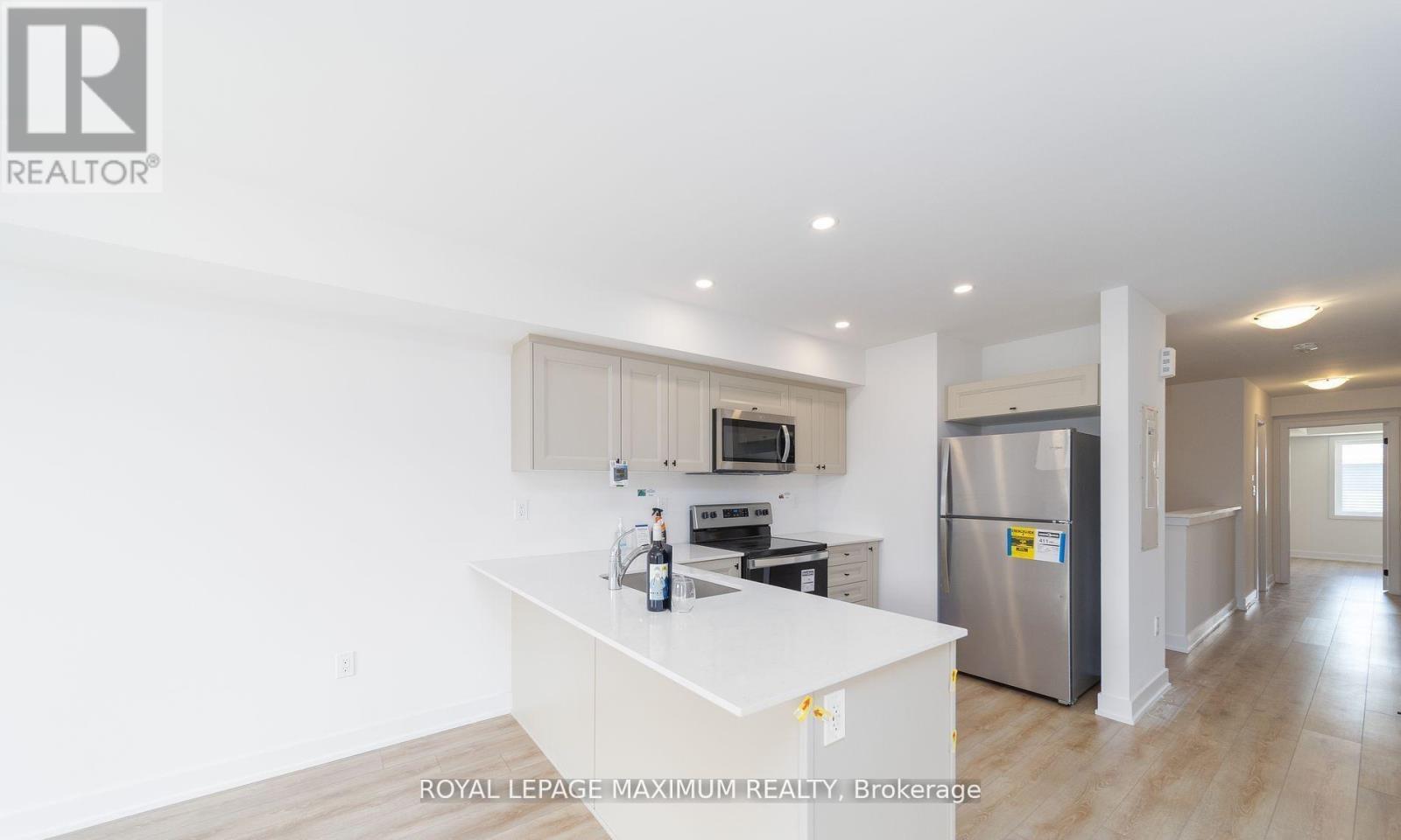 4 - 32 Wagon Lane, Barrie (Innis-Shore), Ontario  L9J 0C2 - Photo 5 - S12676172