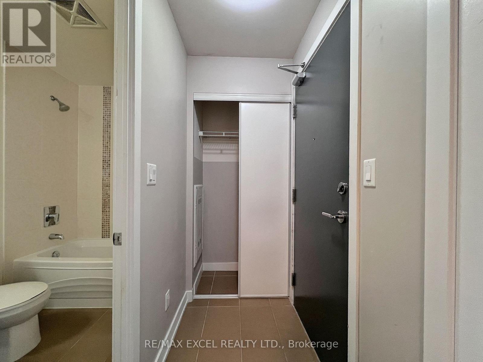 3206 - 4070 Confederation Parkway, Mississauga, Ontario  L5B 0E9 - Photo 5 - W12676076