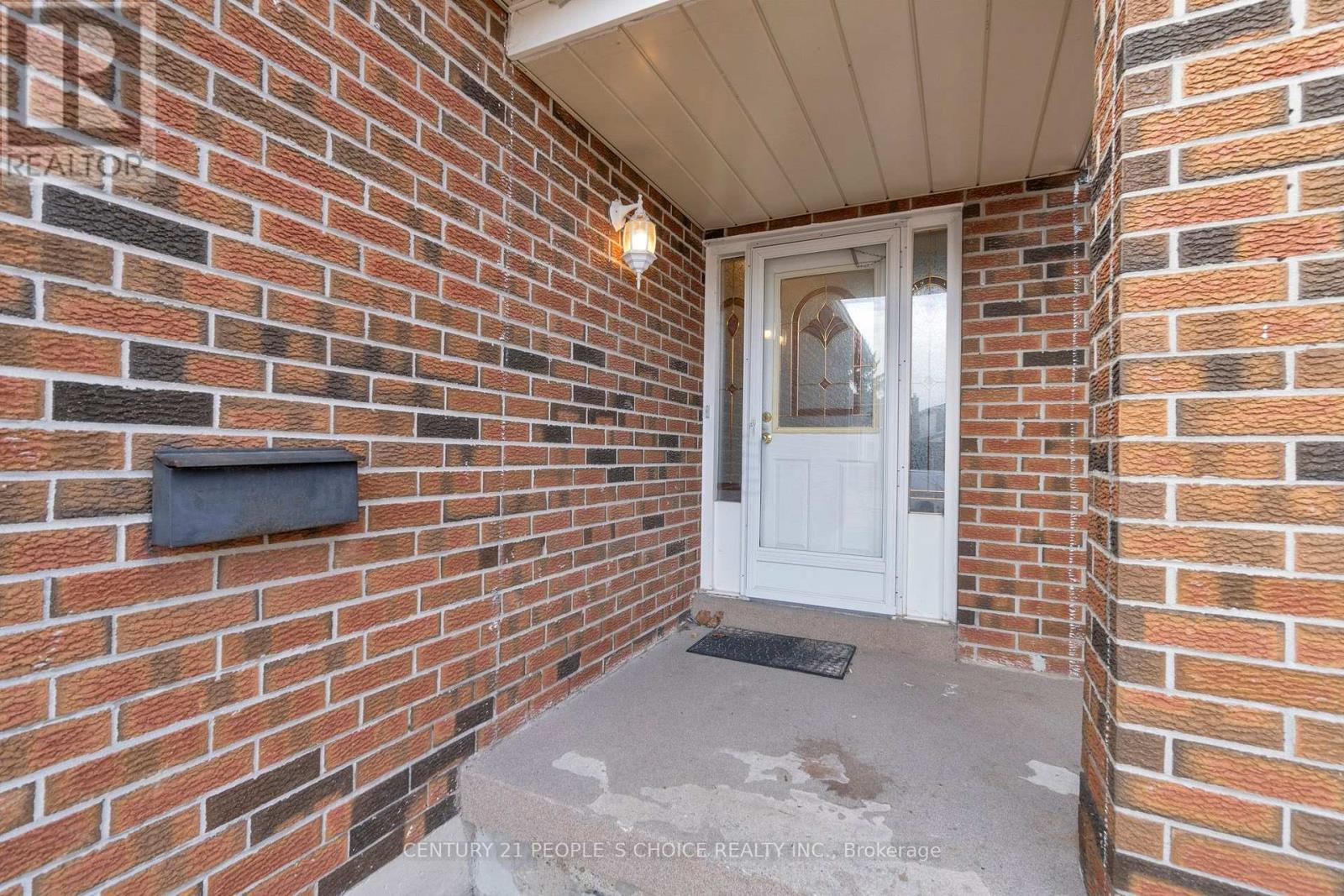 35 Ferri Crescent, Brampton, Ontario  L6Z 1R8 - Photo 3 - W12676152