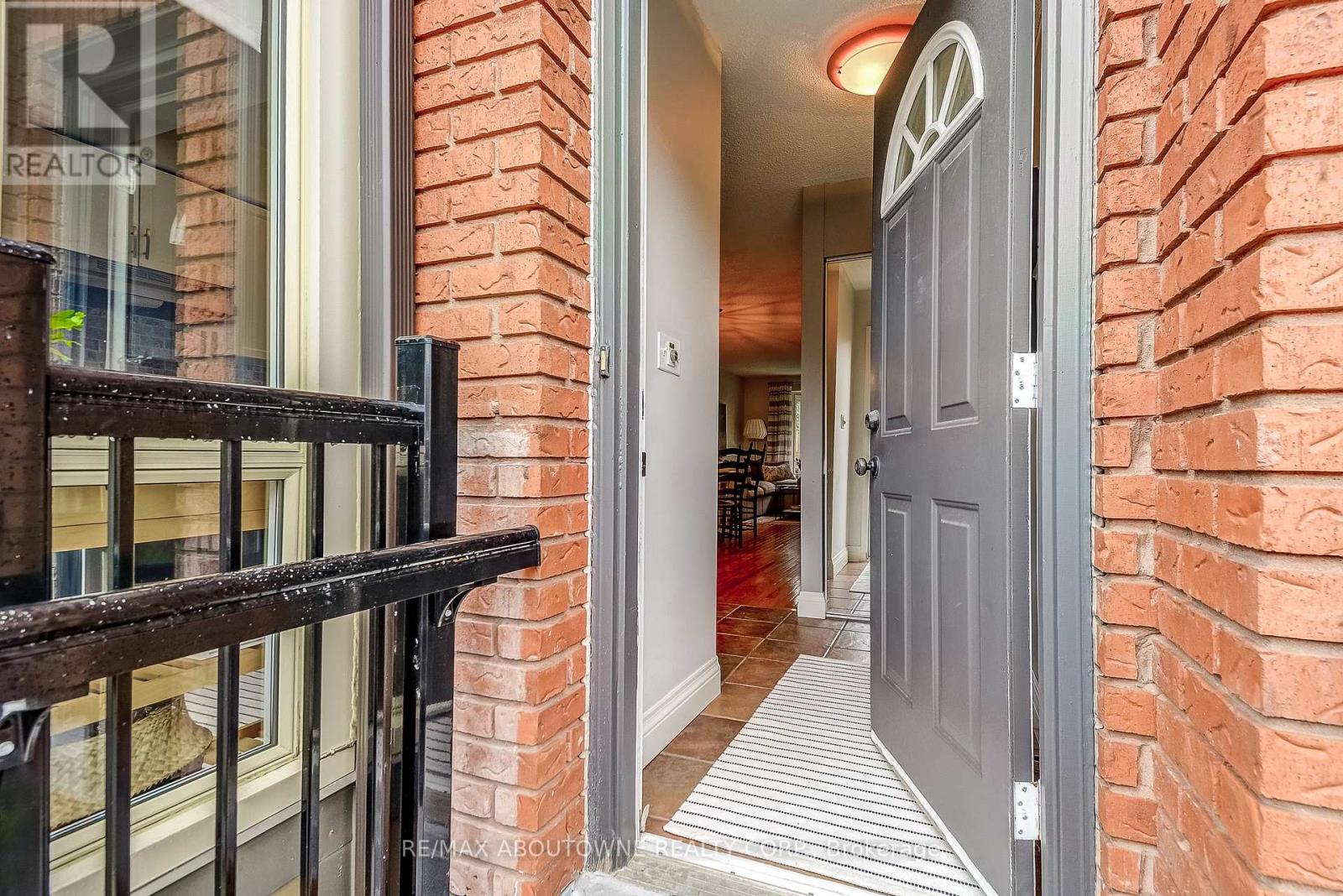 418 - 895 Maple Avenue, Burlington, Ontario  L7S 2H7 - Photo 5 - W12676202