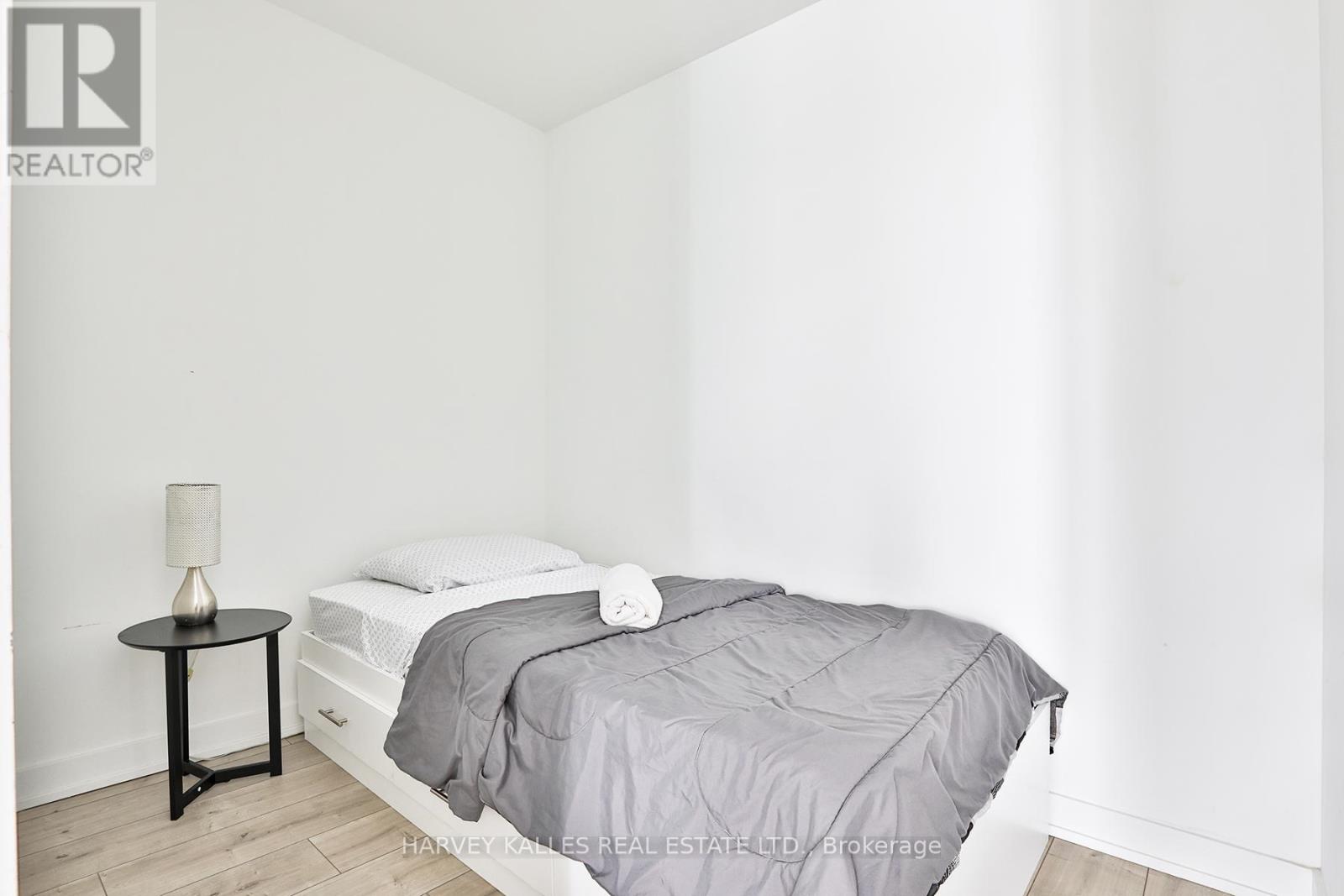 338 - 215 Lakeshore Road W, Mississauga, Ontario  L5H 1G5 - Photo 19 - W12676240