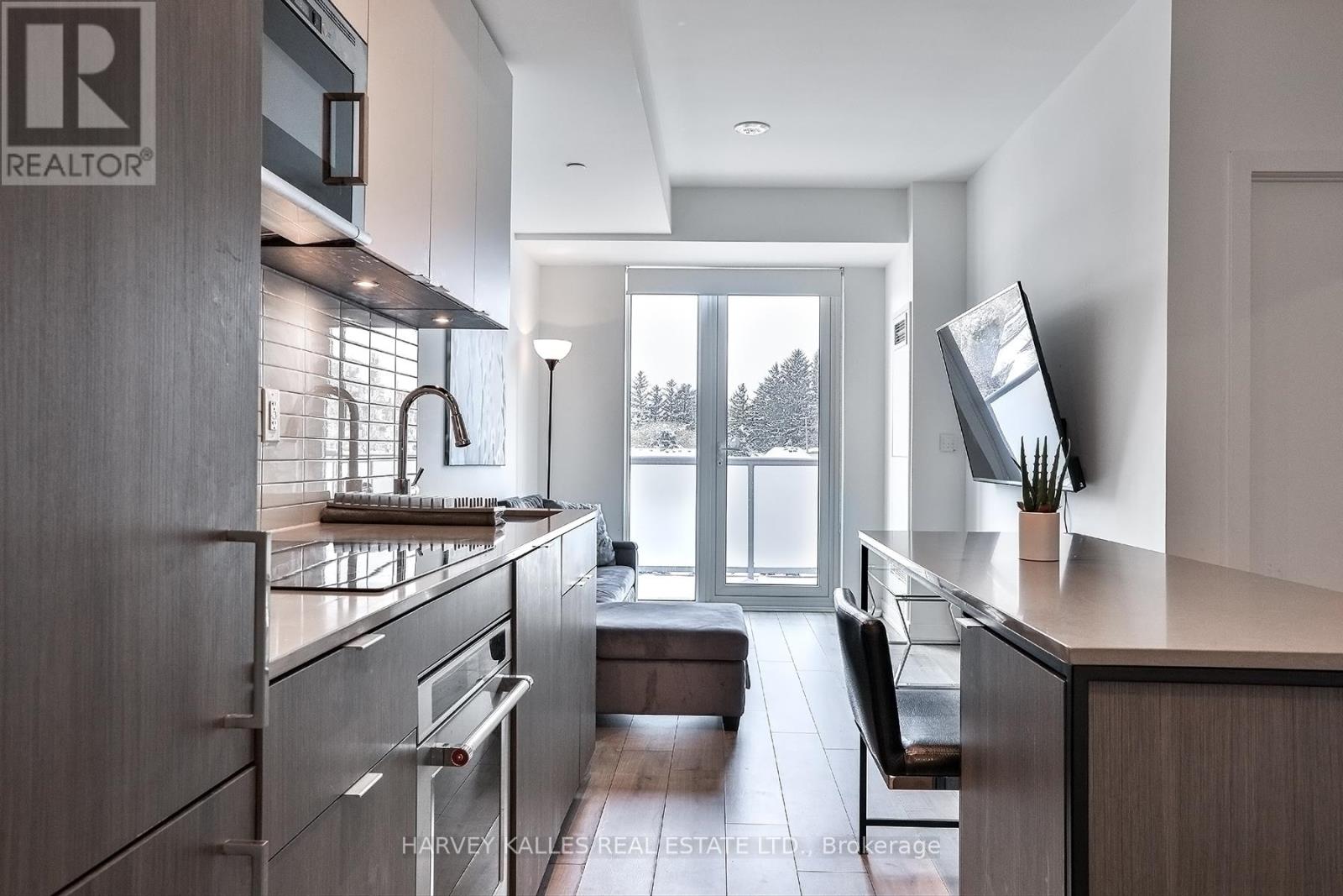 338 - 215 Lakeshore Road W, Mississauga, Ontario  L5H 1G5 - Photo 6 - W12676240