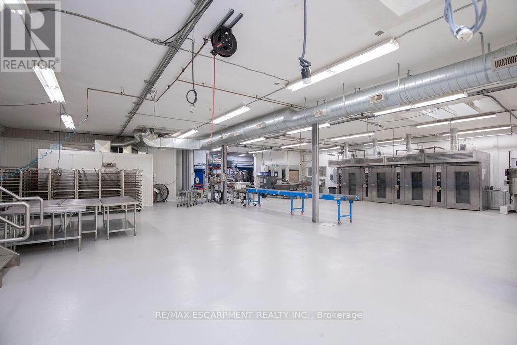 190 Hempstead Drive, Hamilton, Ontario  L8W 2E3 - Photo 3 - X12676044