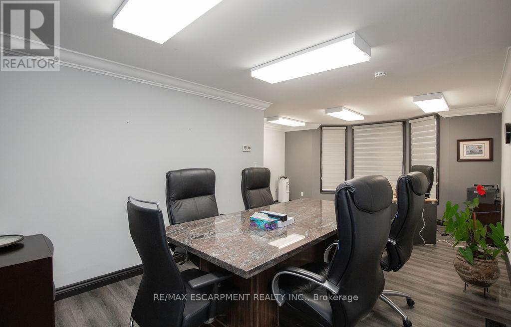 190 Hempstead Drive, Hamilton, Ontario  L8W 2E3 - Photo 5 - X12676044