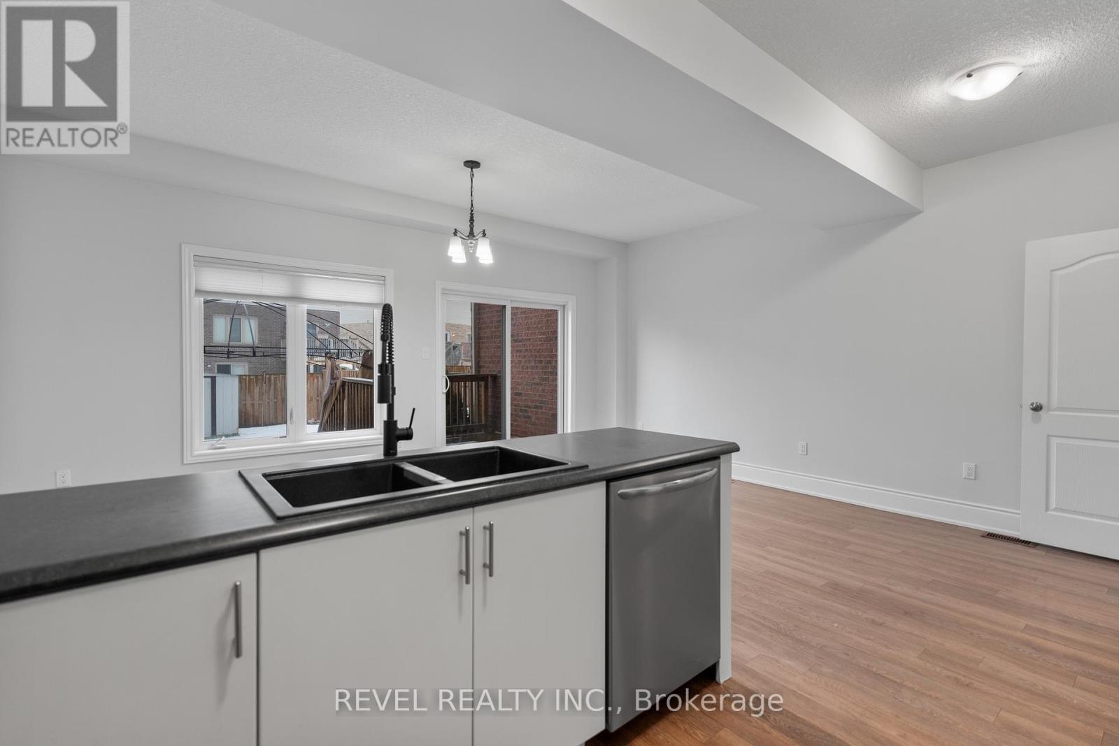 35 Sunset Way, Thorold, Ontario  L0S 1A0 - Photo 5 - X12676086