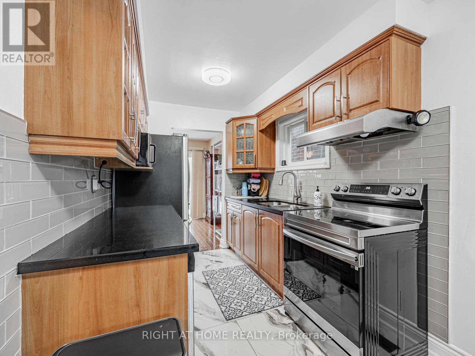 106 Mammoth Hall Trail, Toronto, Ontario  M1B 1P9 - Photo 11 - E12674816