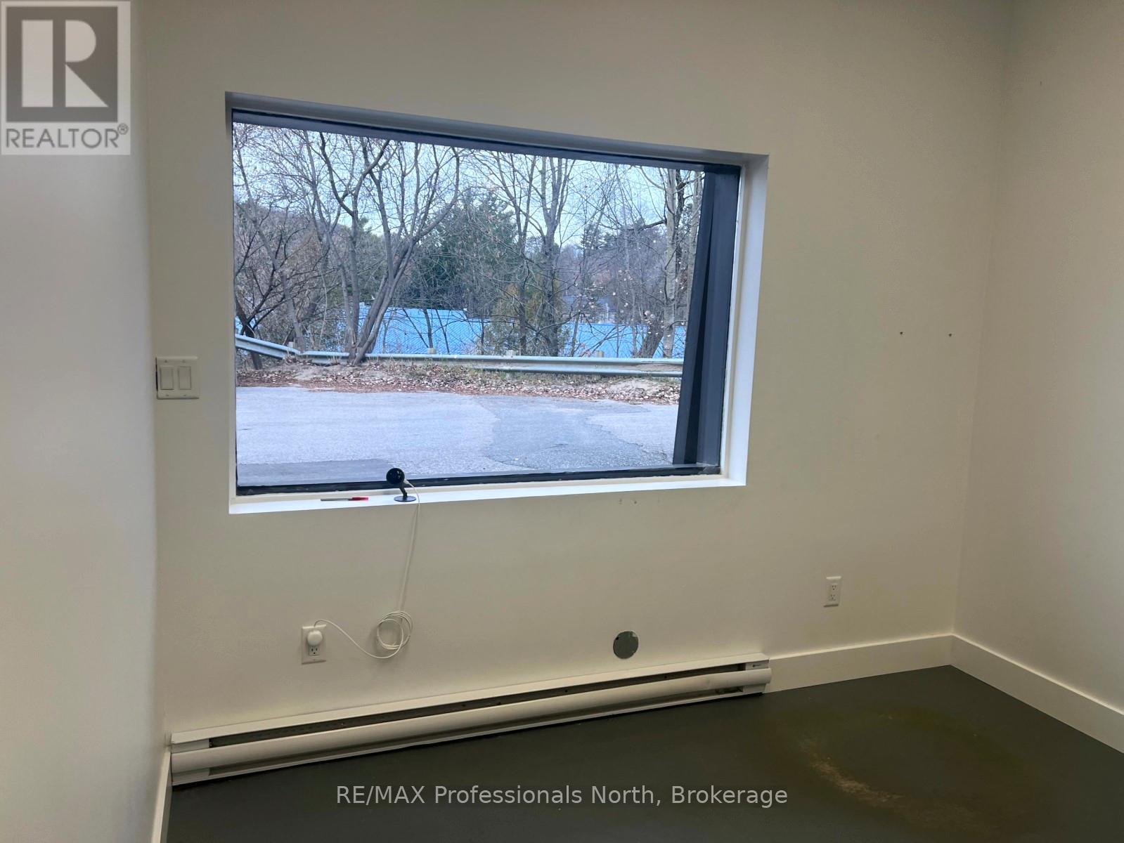 9 - 83 Maple Avenue, Dysart Et Al (Dysart), Ontario  K0M 1S0 - Photo 3 - X12676296