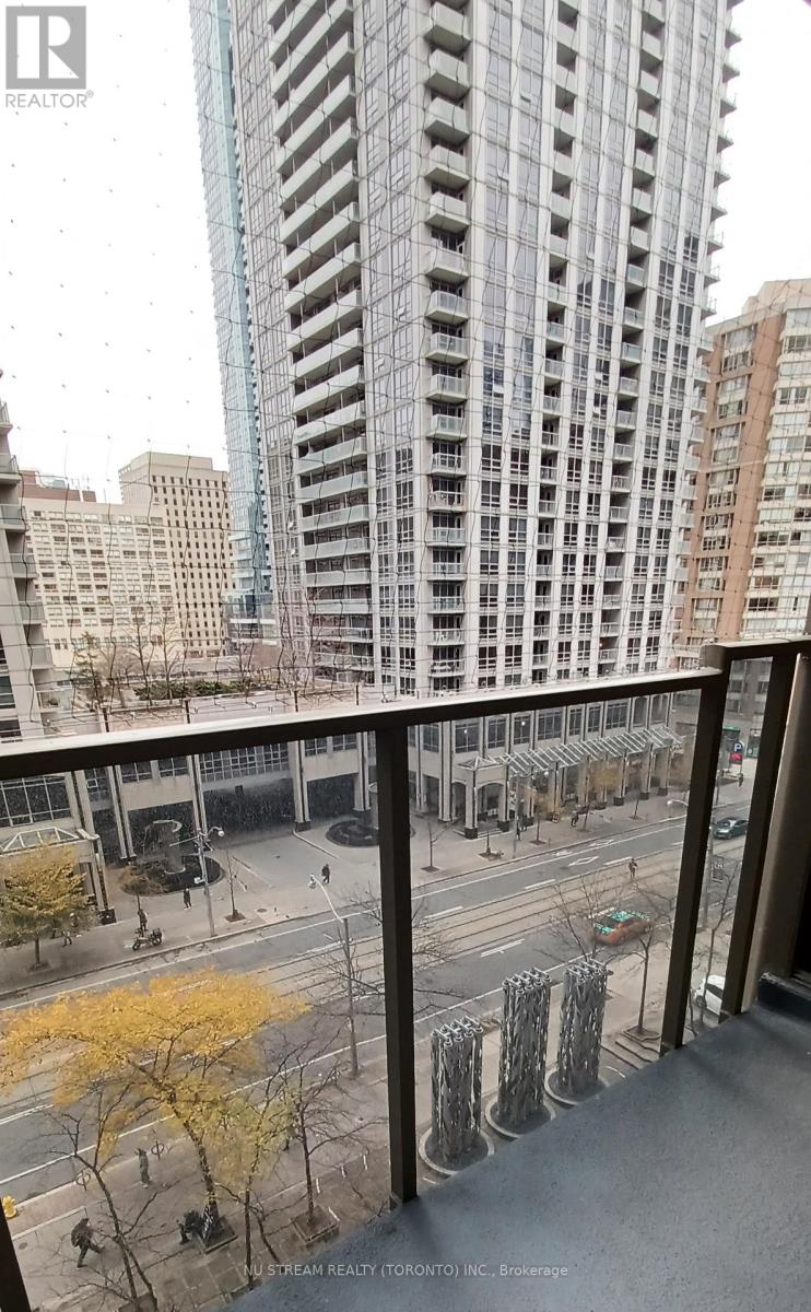 810 - 750 Bay Street, Toronto, Ontario  M5G 1N6 - Photo 3 - C12676374